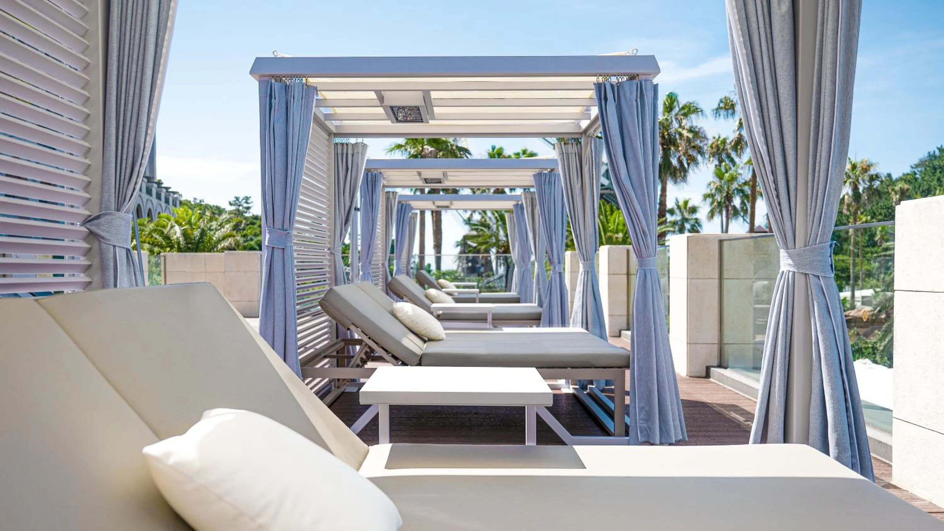 Swimming pool in Lotte Hotel Jeju