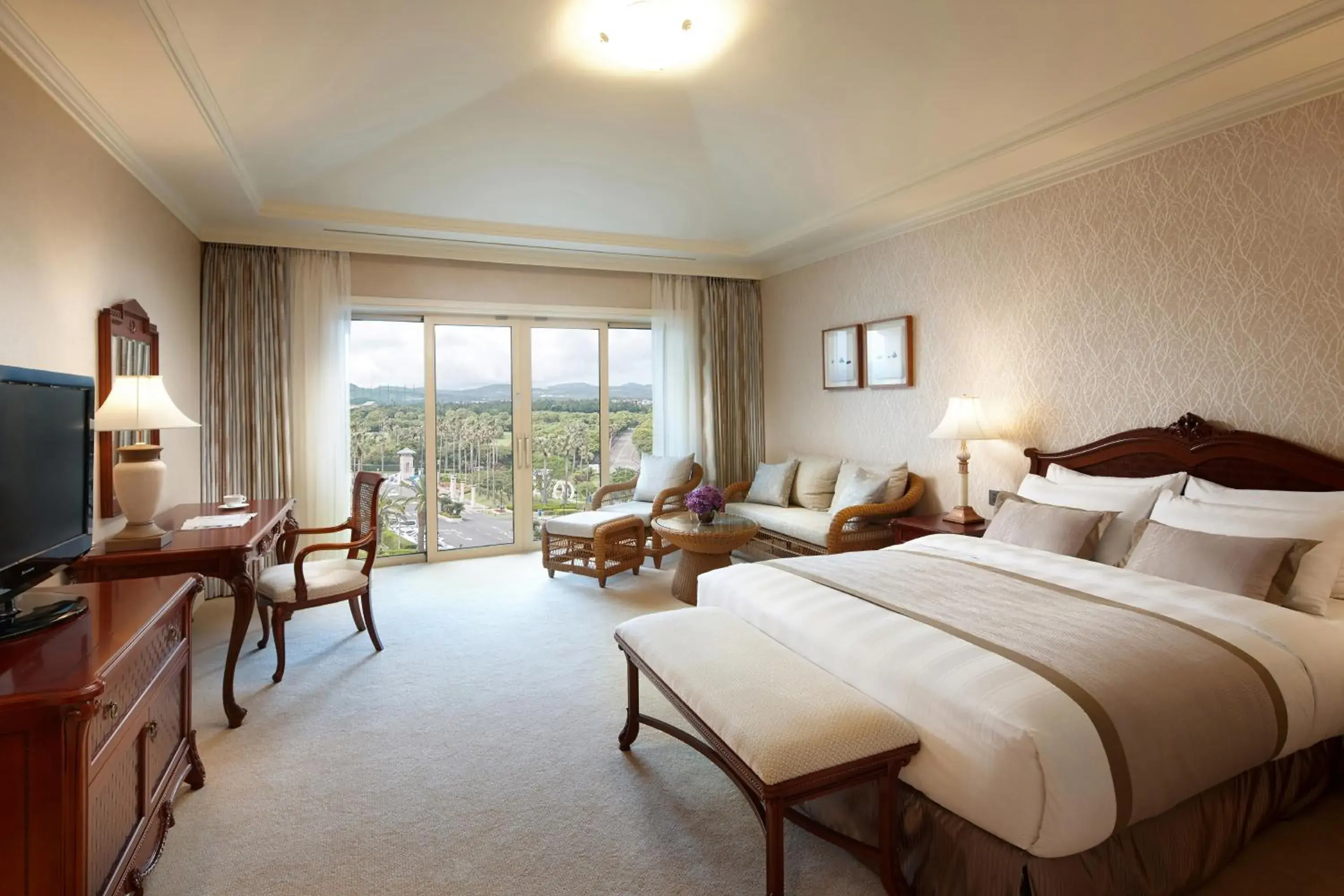 Deluxe Double Room with Mountain View in Lotte Hotel Jeju Deluxe Double Room with Mountain View in Lotte Hotel Jeju