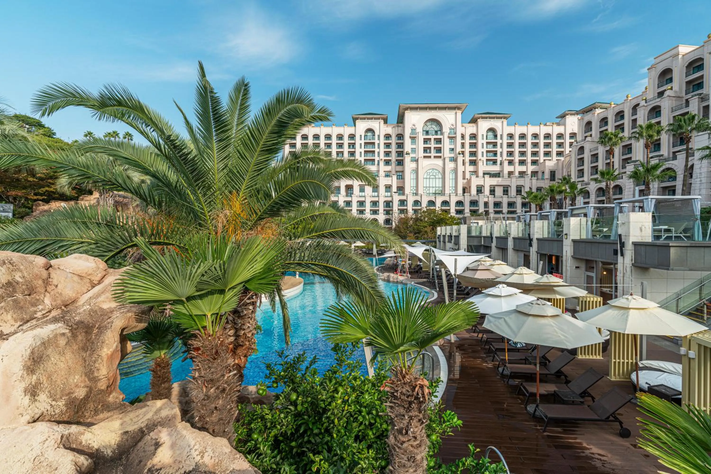 Swimming pool in Lotte Hotel Jeju