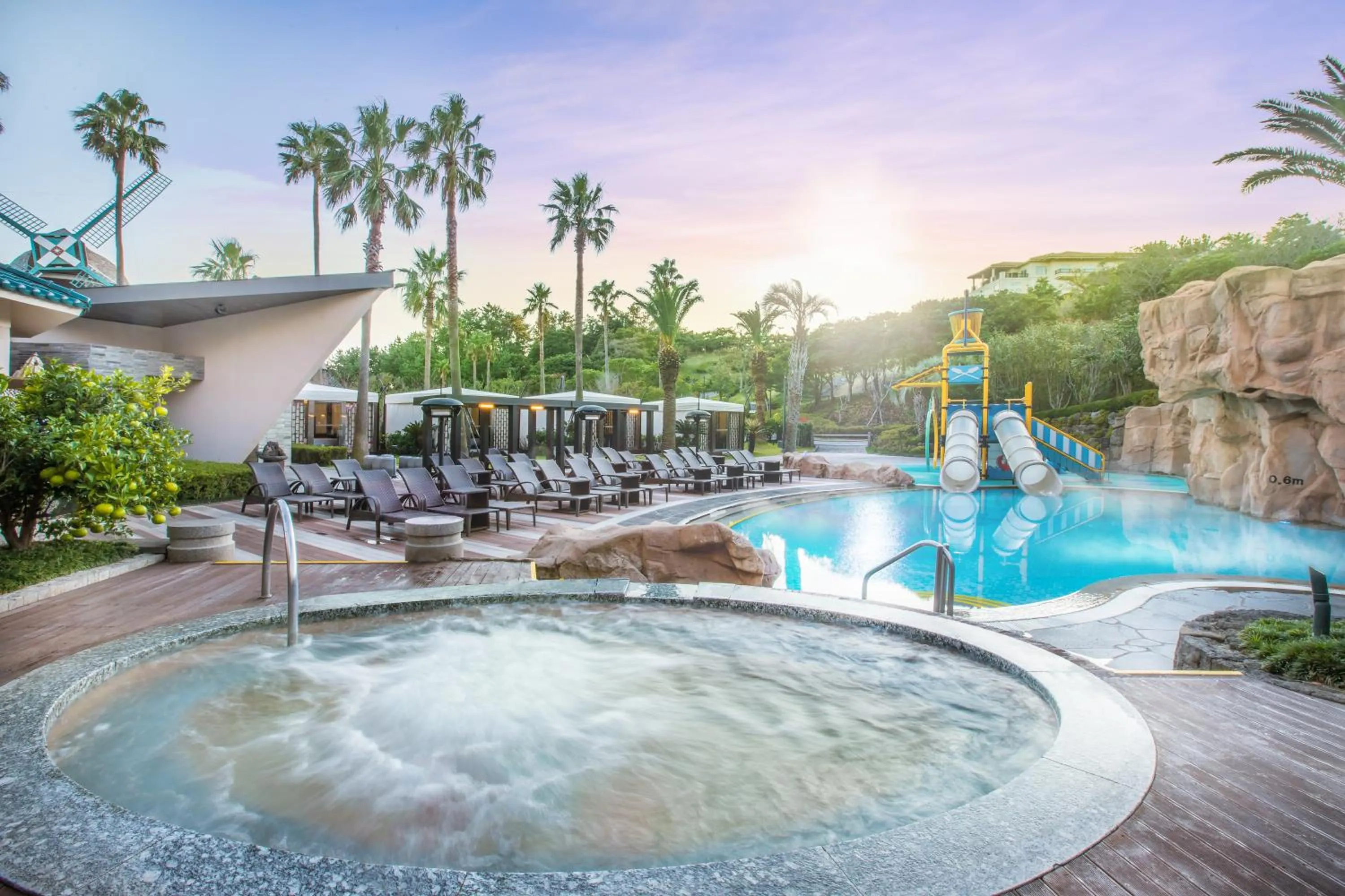 Swimming pool in Lotte Hotel Jeju