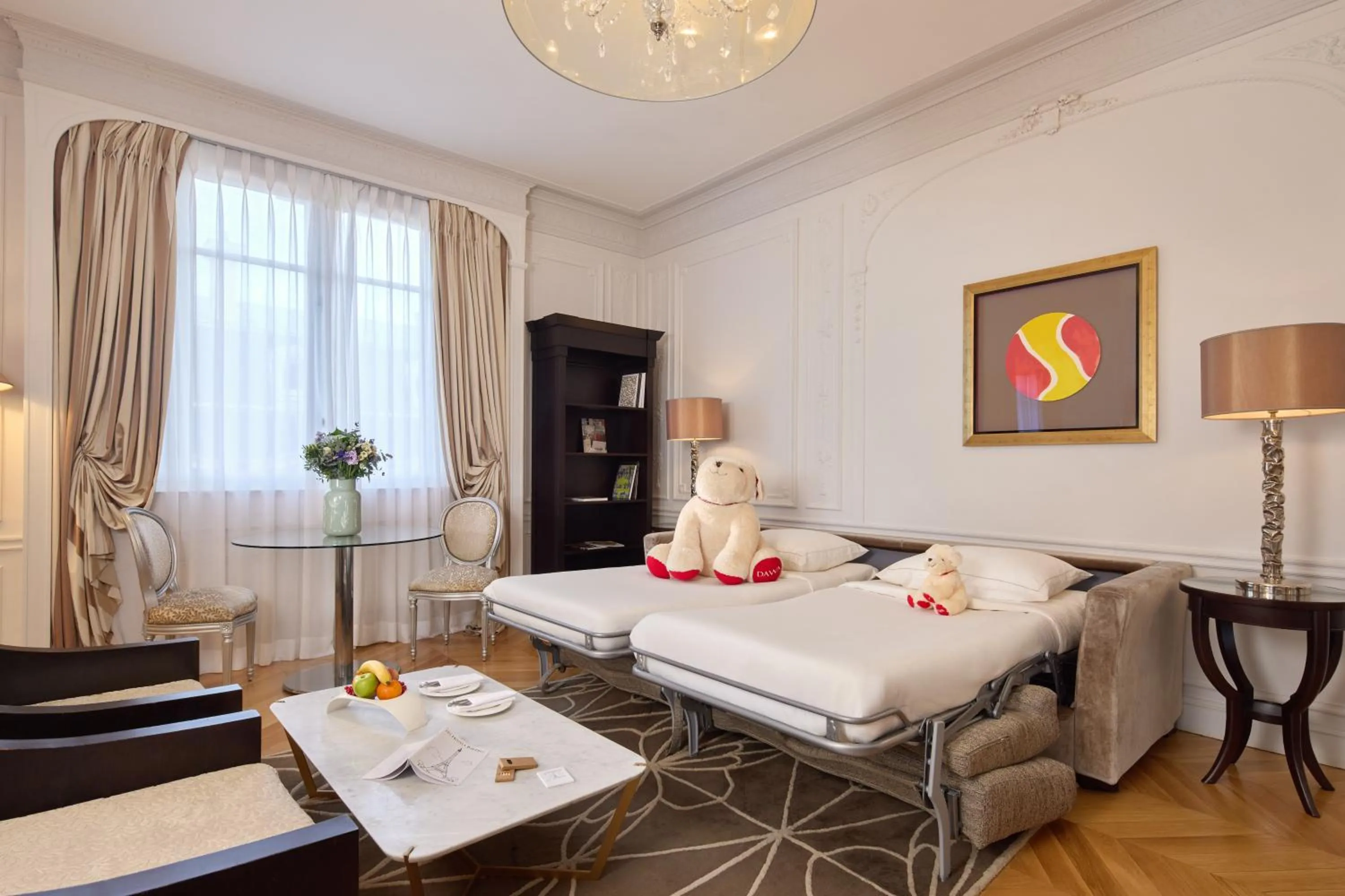 Living room, Bed in Majestic Hotel Spa - Champs Elysées