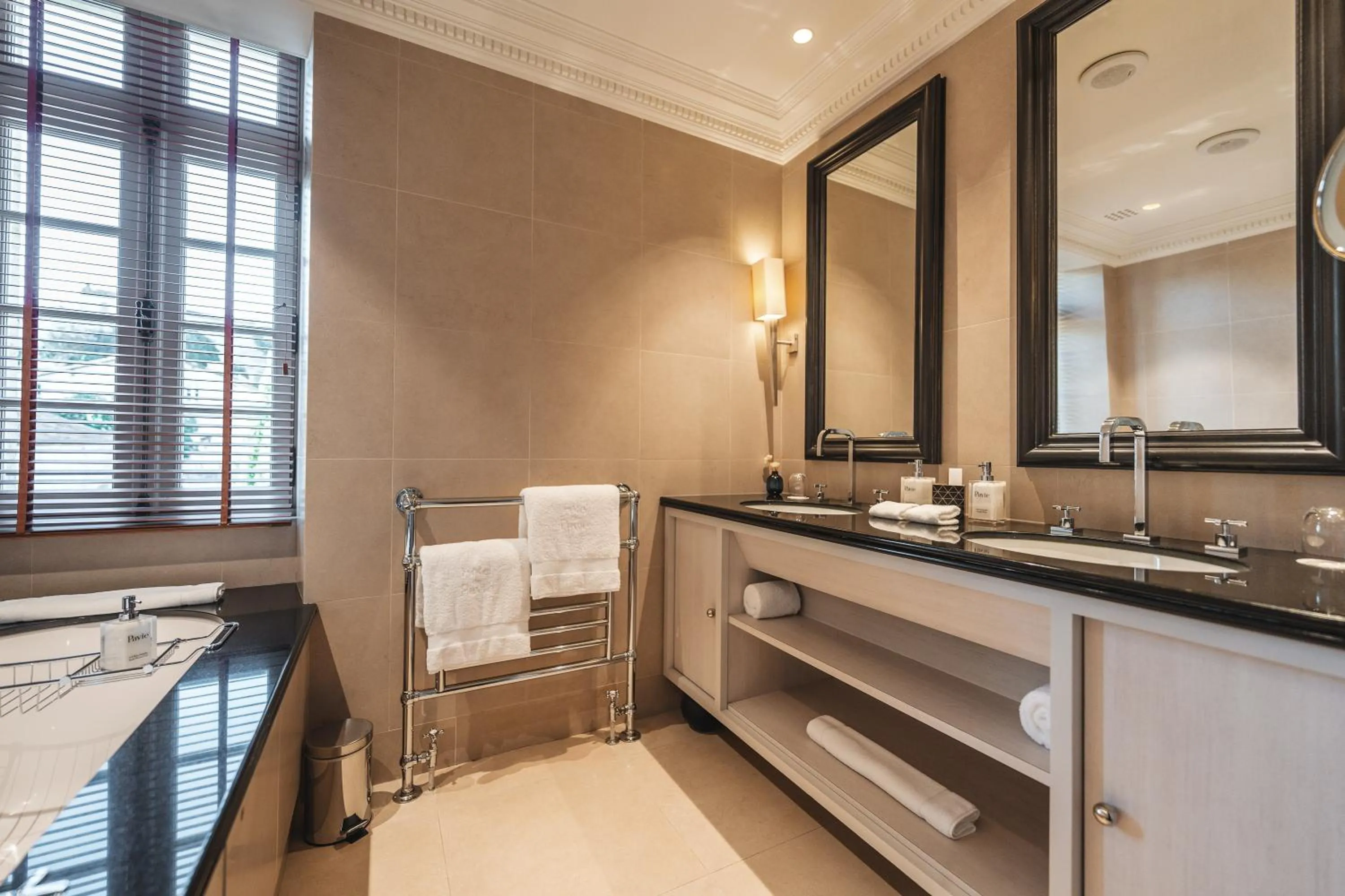 Bathroom in Hôtel de Pavie