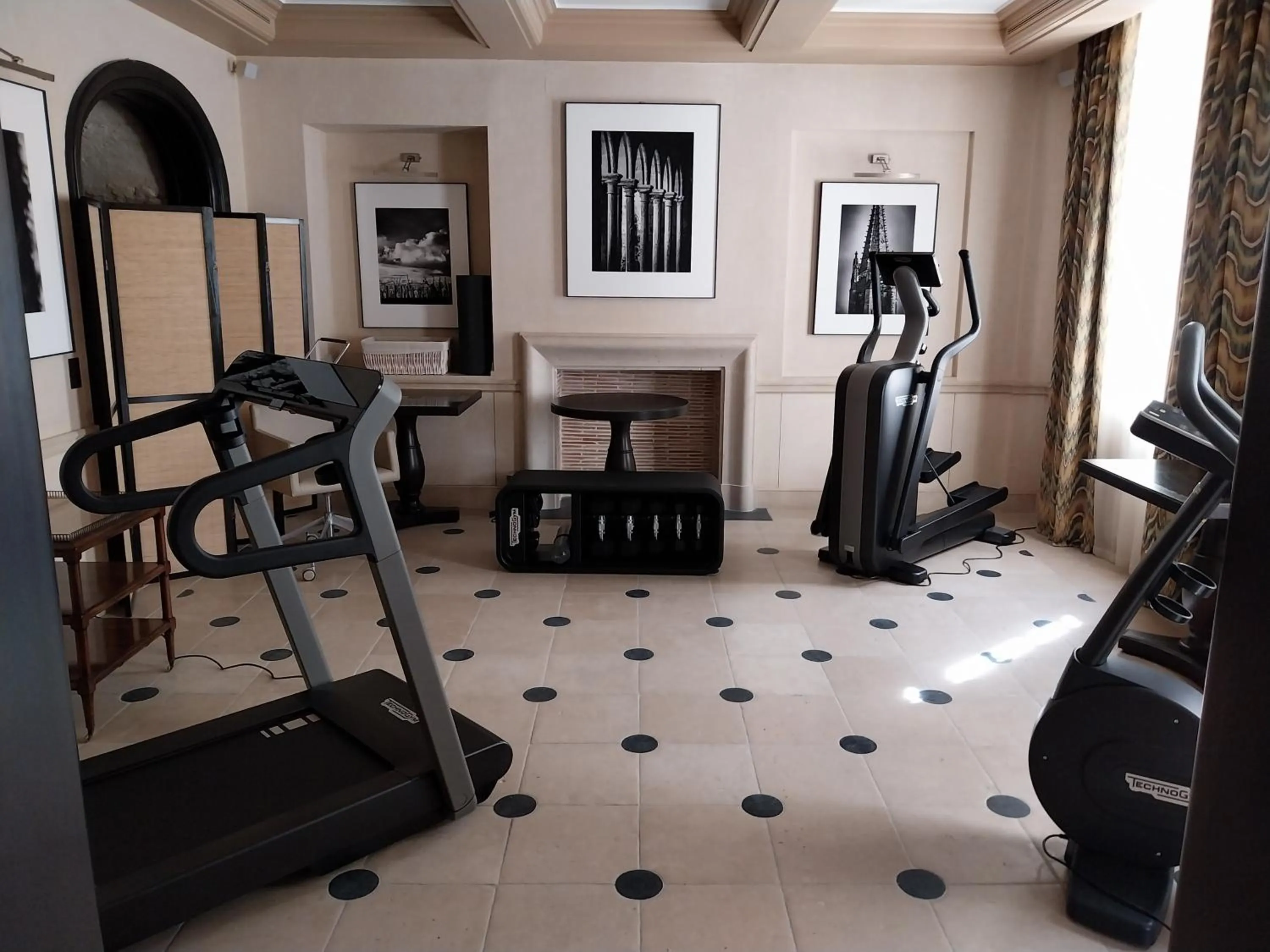 Fitness centre/facilities in Hôtel de Pavie