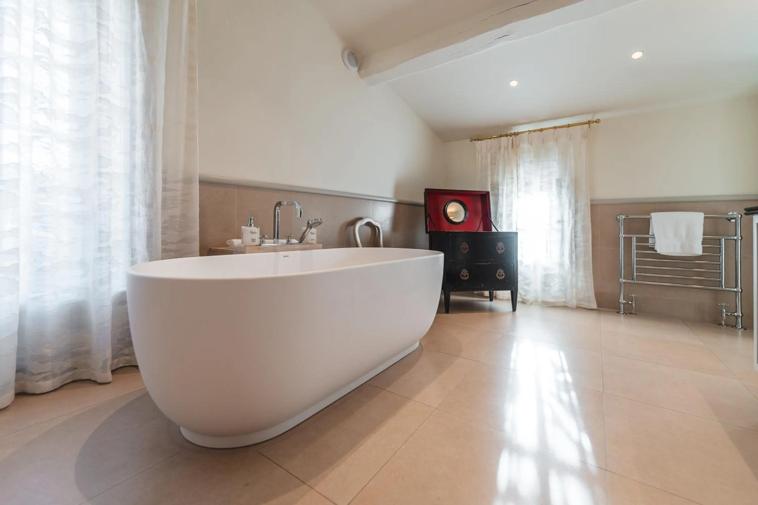 Bathroom in Hôtel de Pavie