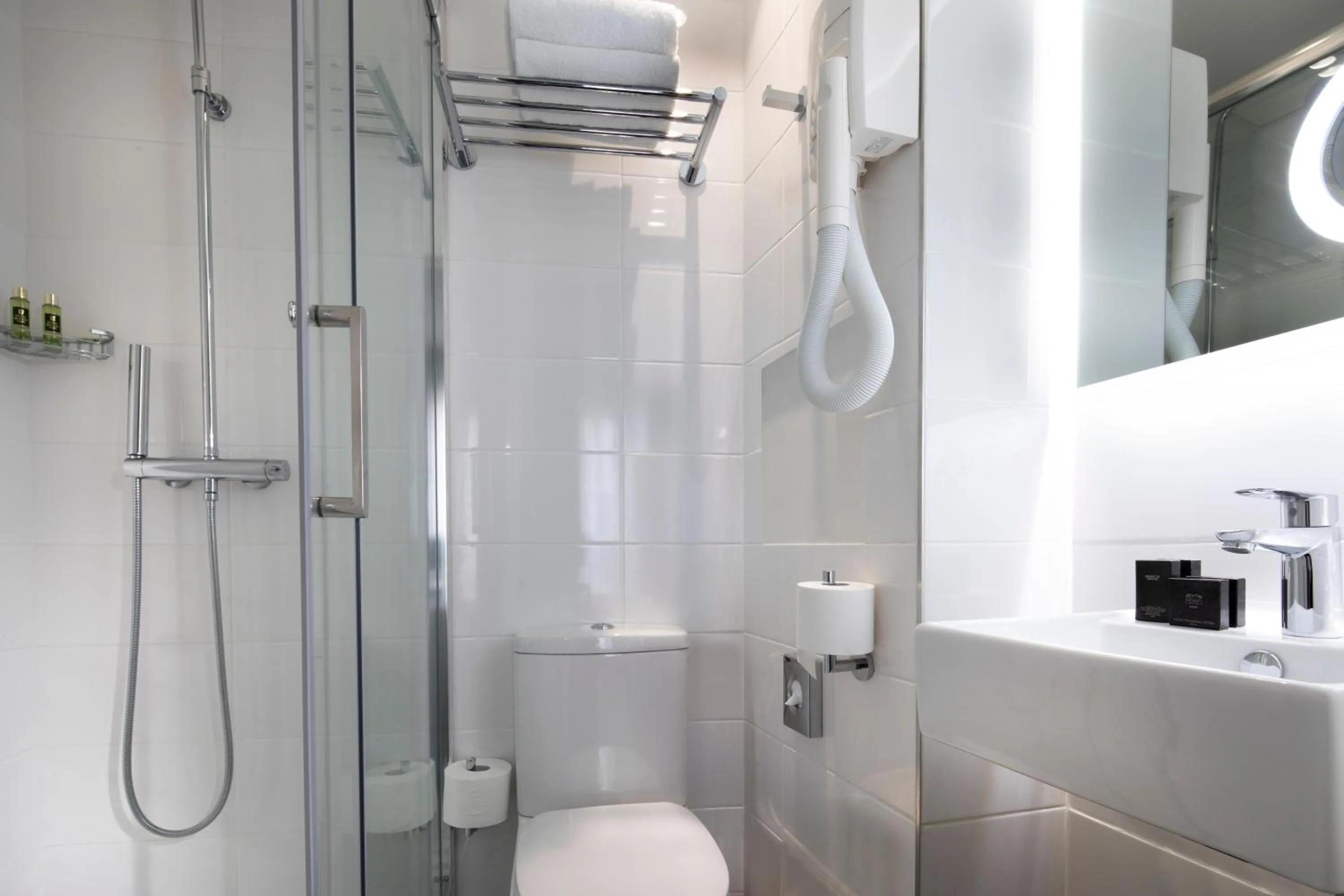 Shower in Hôtel Moulin Vert