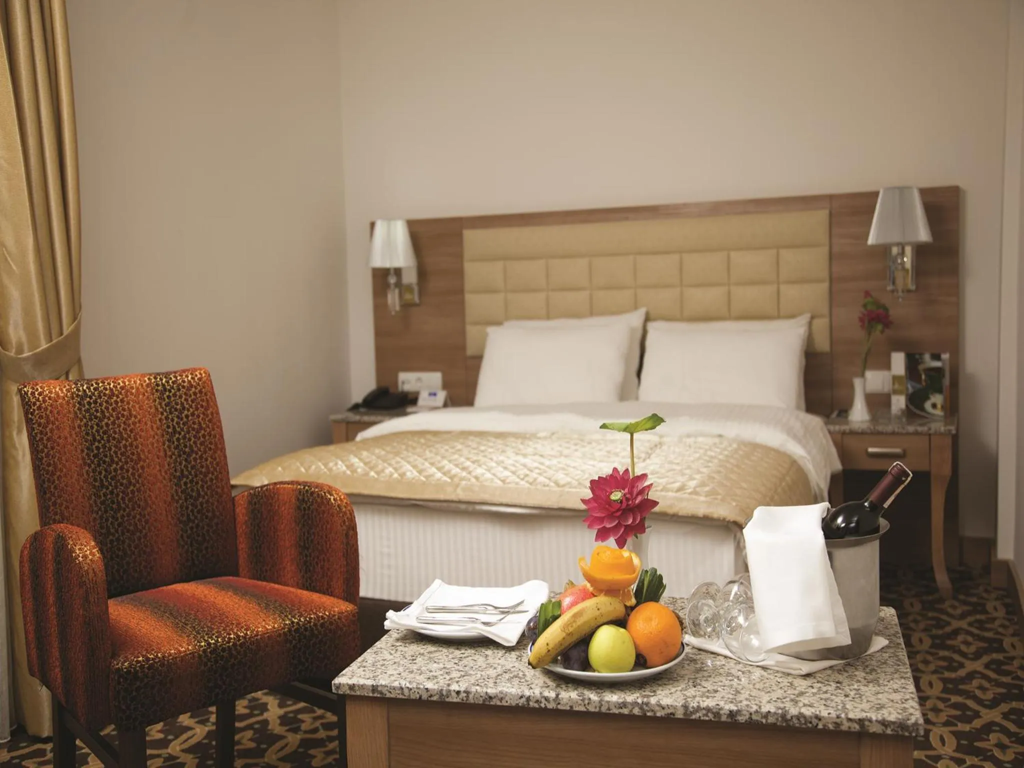 Living room, Bed in The City Hotel