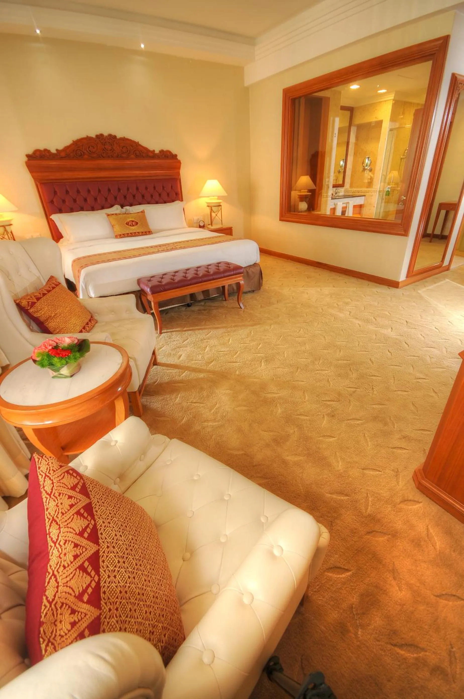 Photo of the whole room, Bed in Royale Chulan Kuala Lumpur