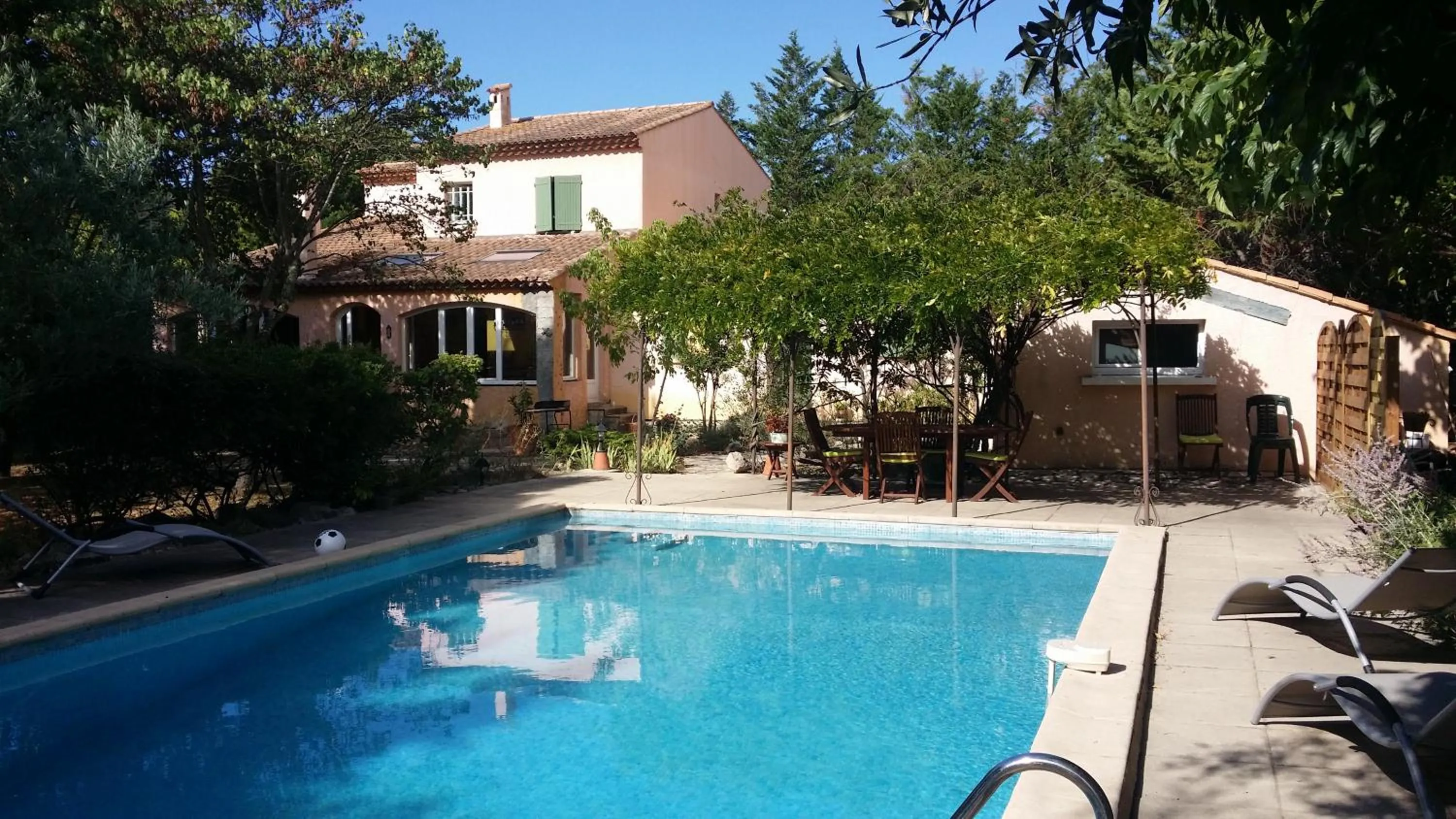 Swimming pool in Le clos des olivettes