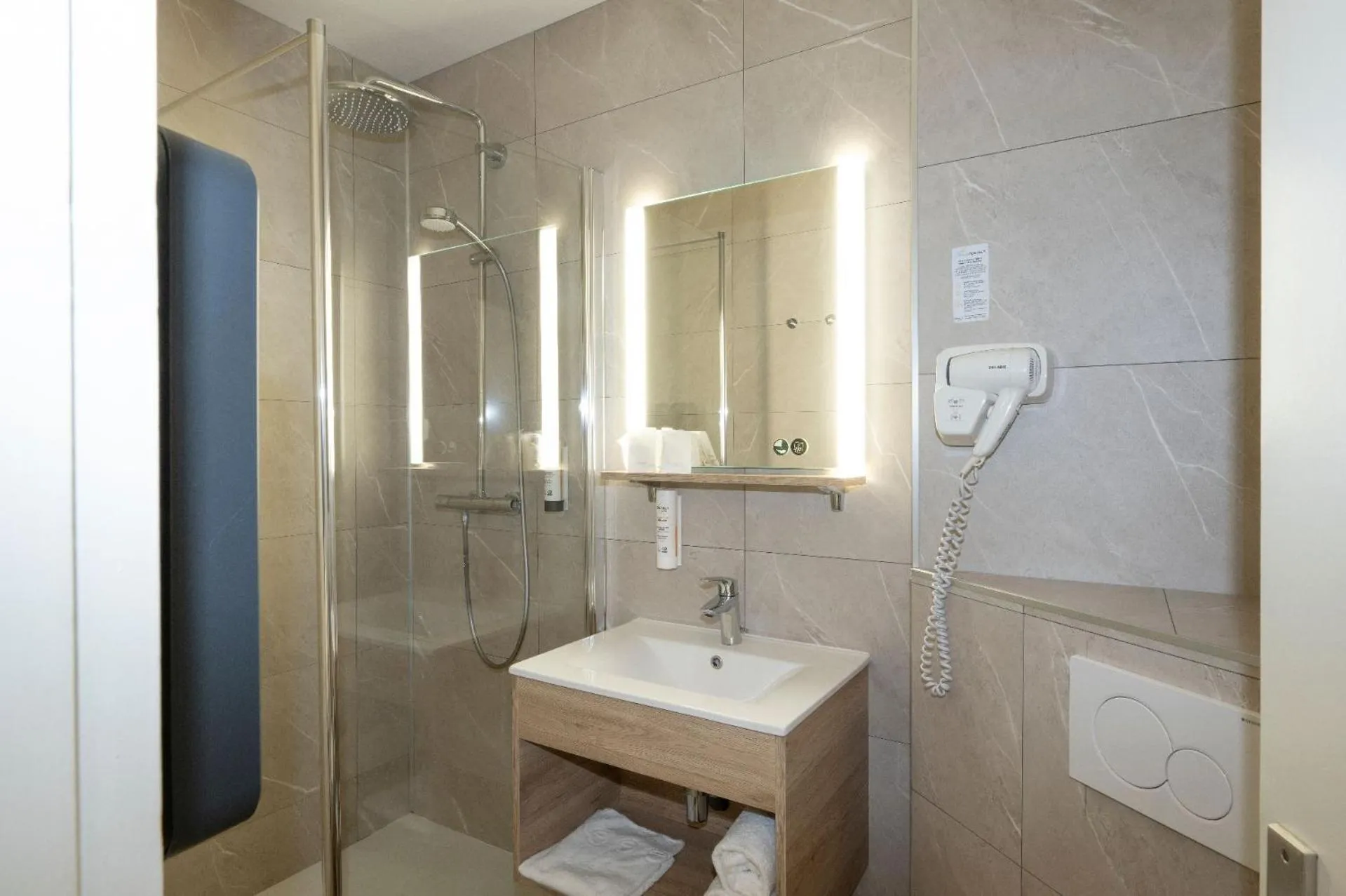 Shower in Les Afforêts