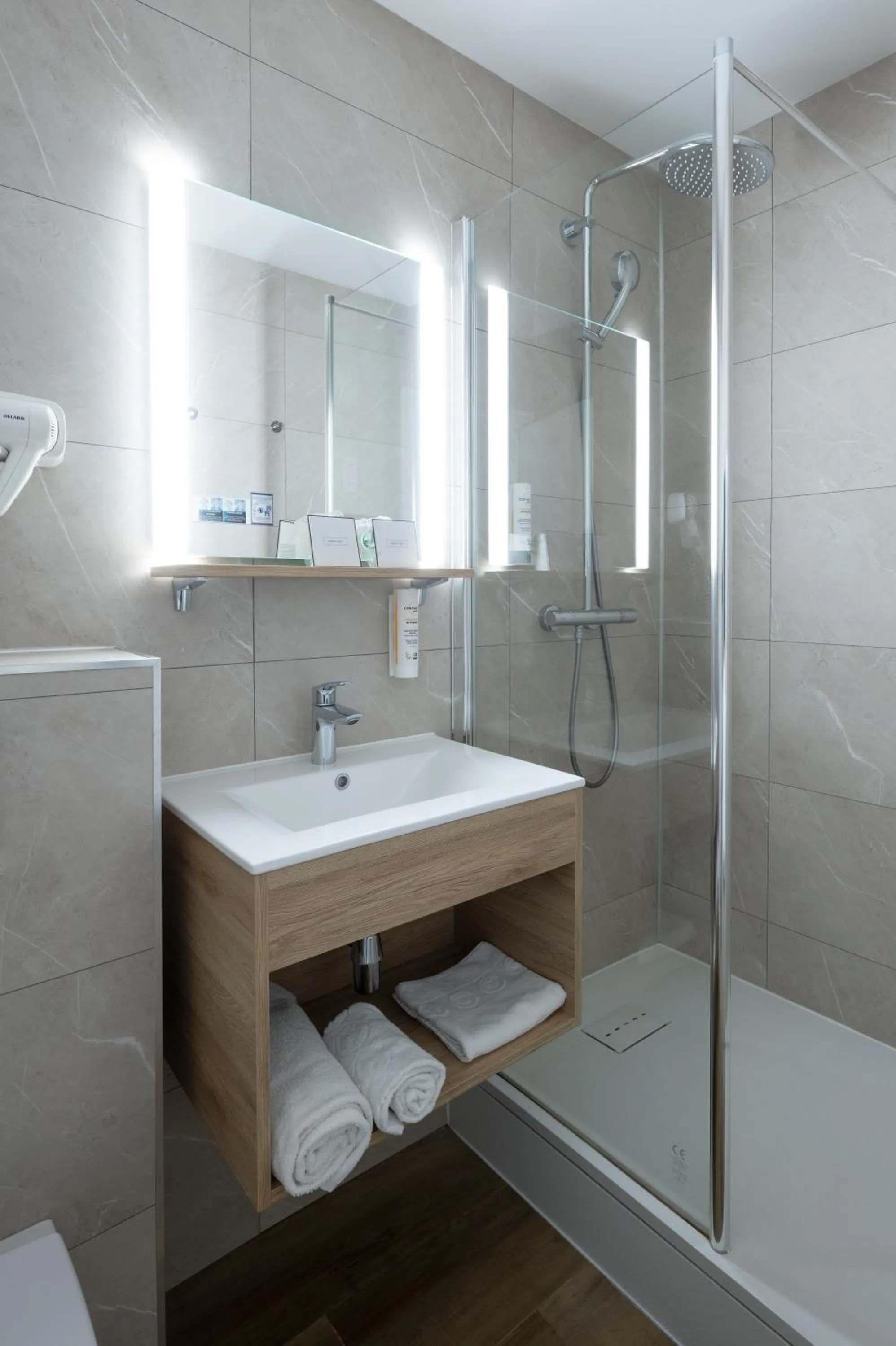 Shower in Les Afforêts