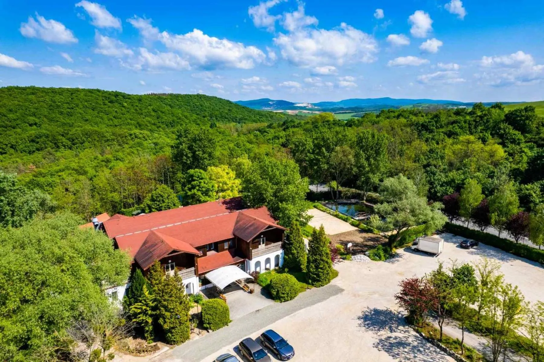 Property building in Pollushof Panzió és Étterem