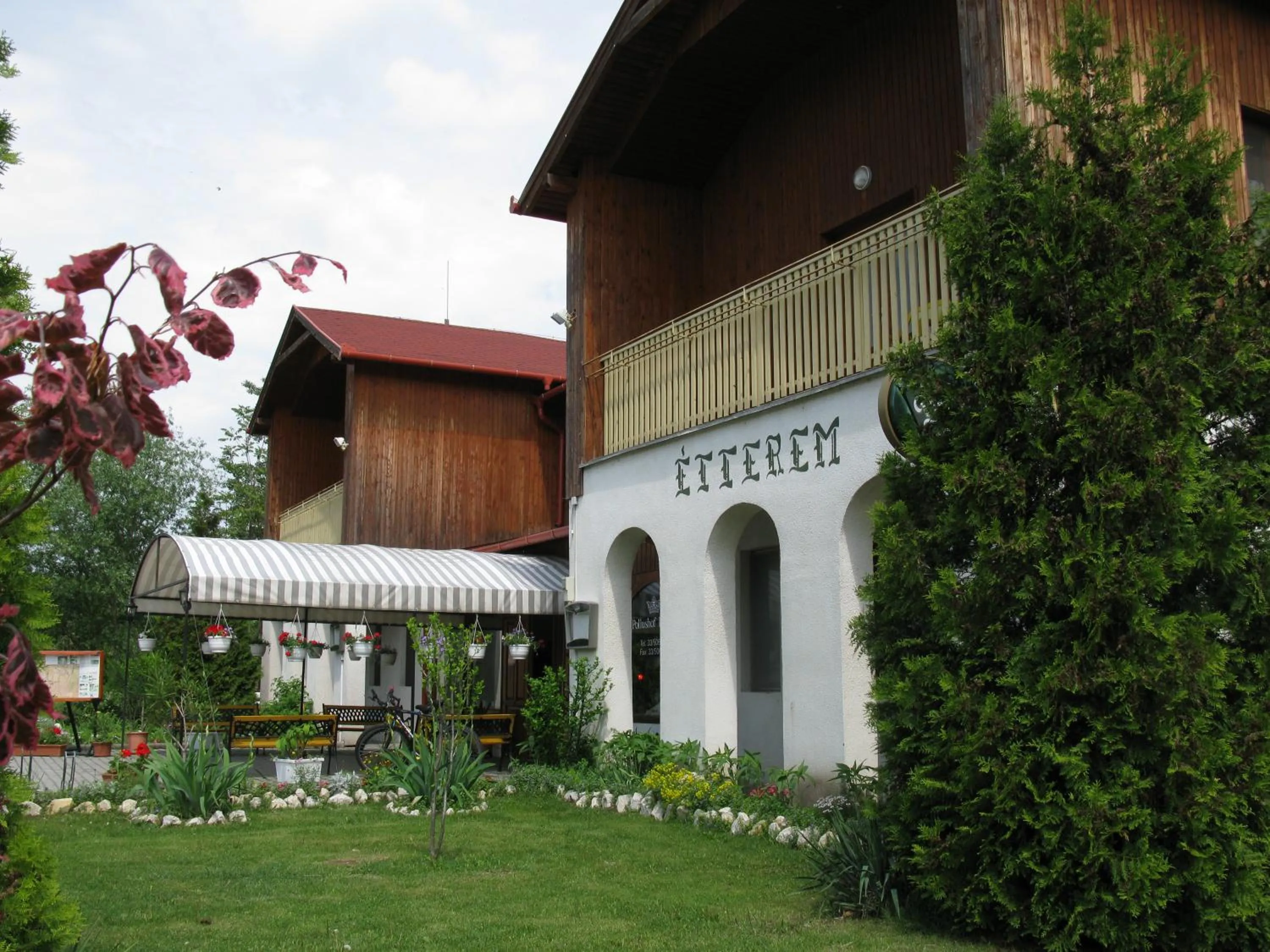 Facade/entrance in Pollushof Panzió és Étterem