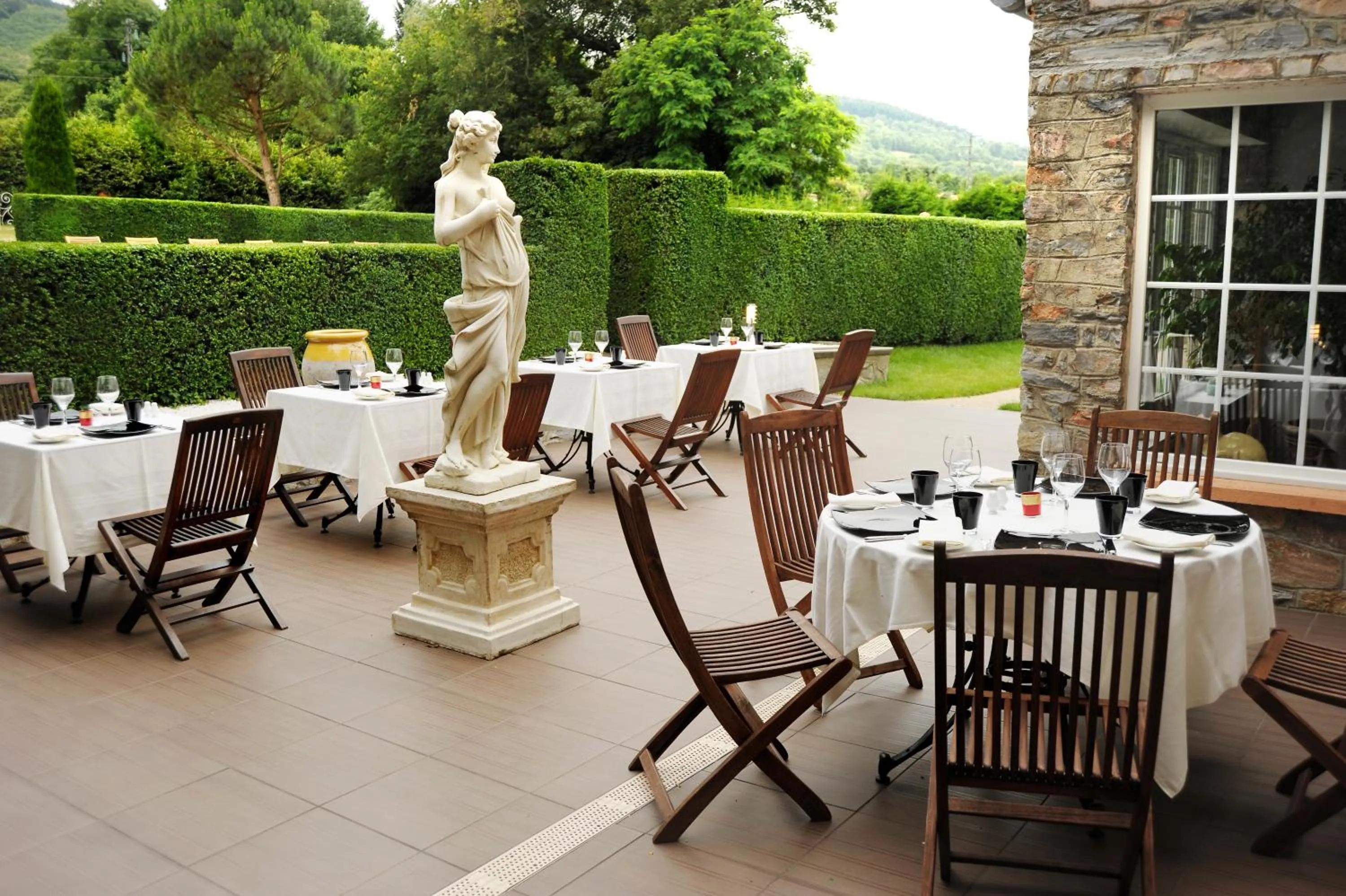 Restaurant/places to eat in Demeure de Flore