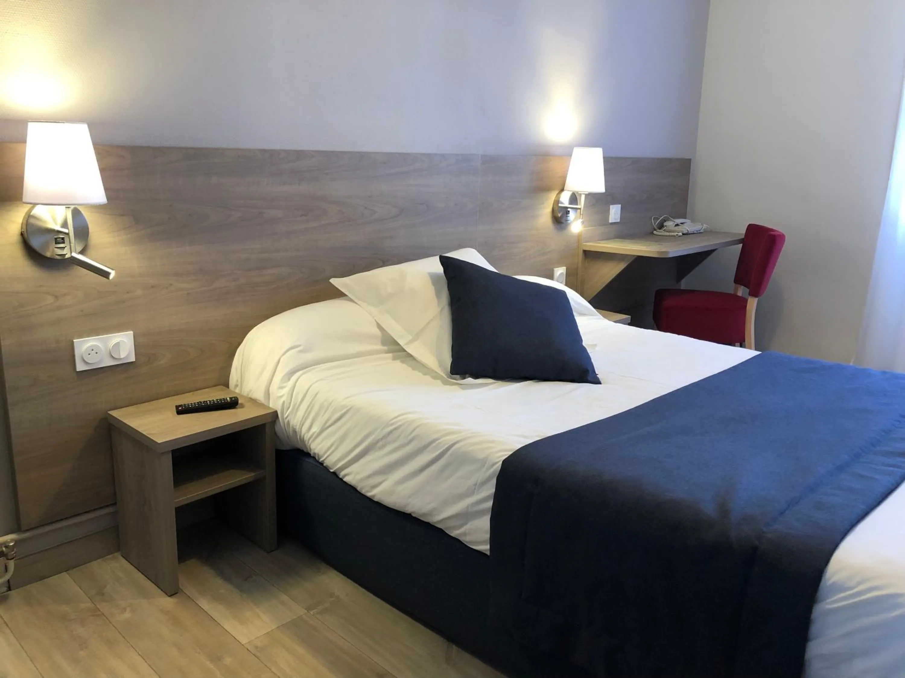 Bed in Hôtel Le Roi Gourmand