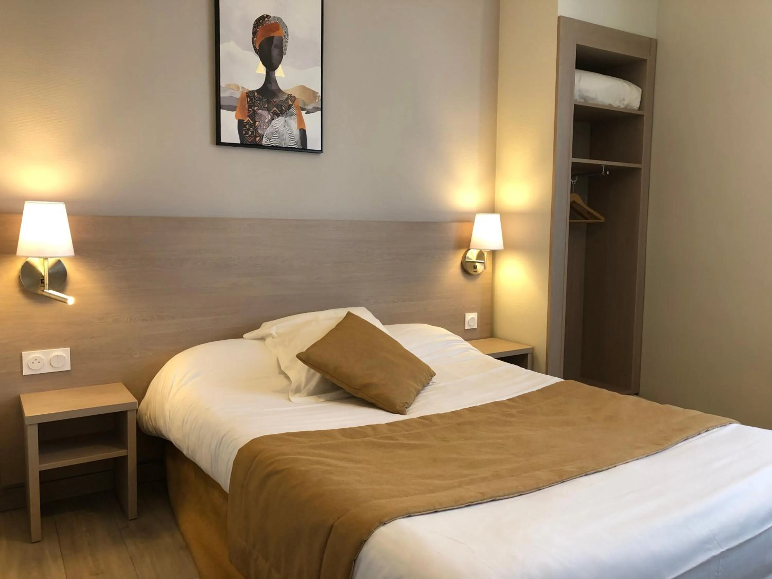 Bed in Hôtel Le Roi Gourmand