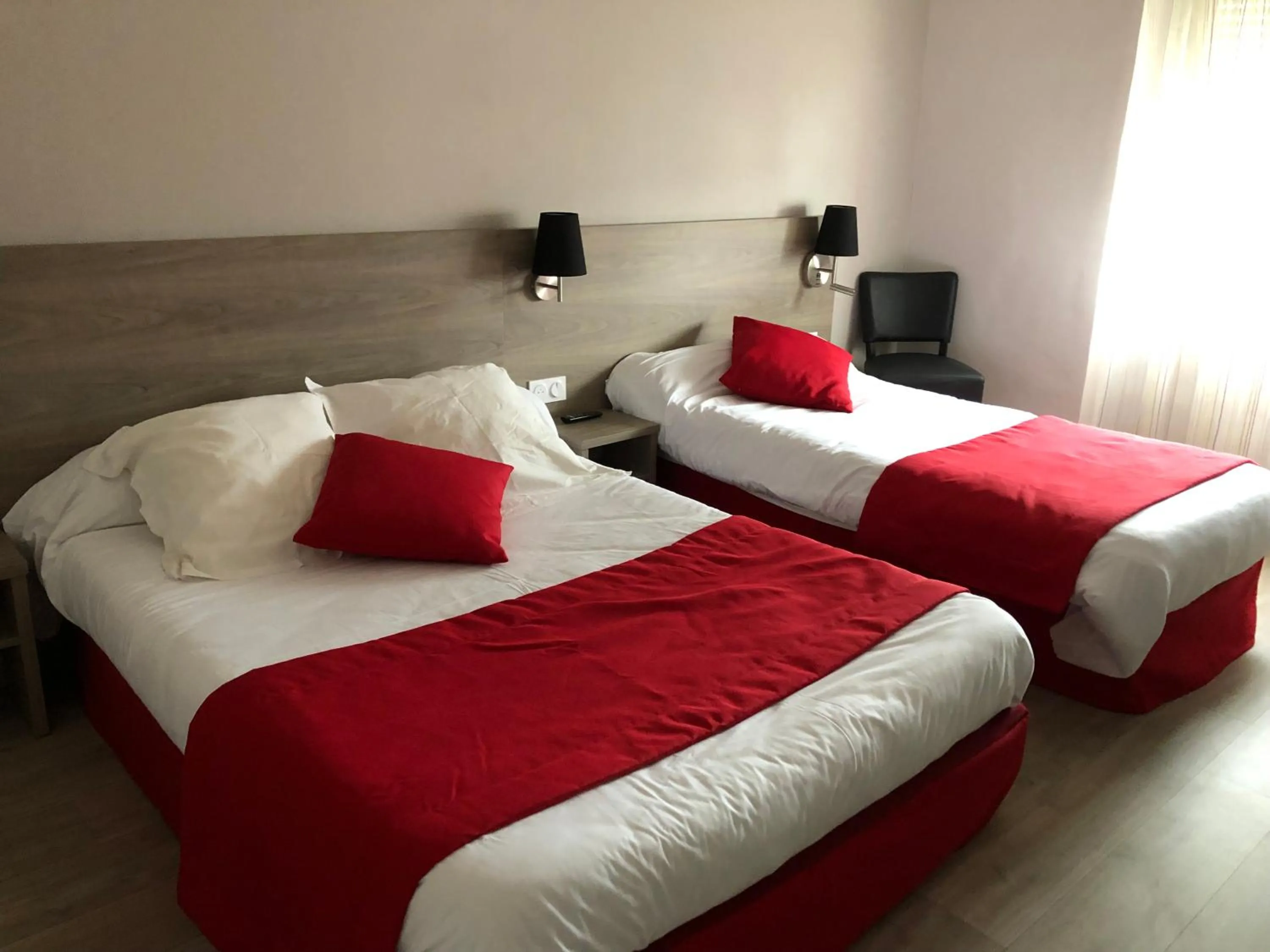 Bed in Hôtel Le Roi Gourmand