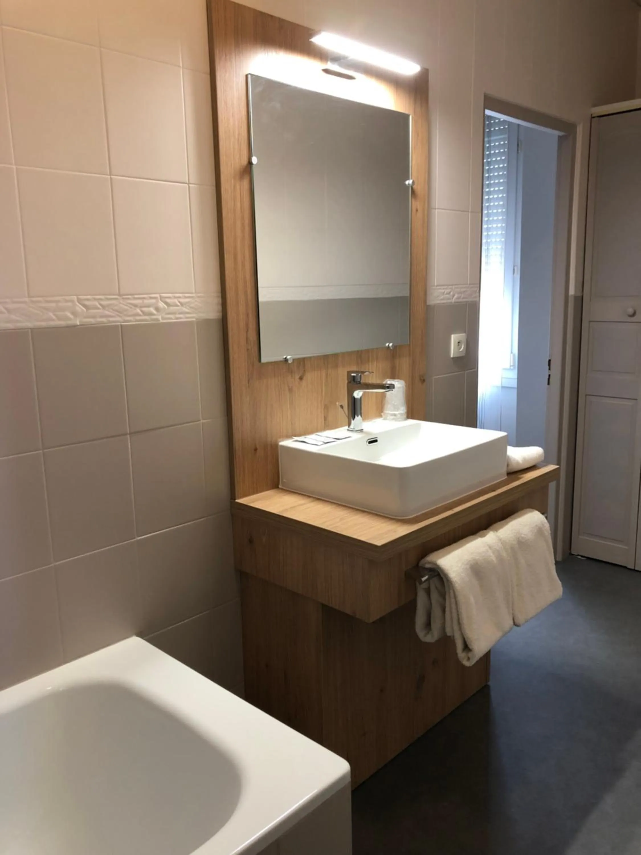 Bathroom in Hôtel Le Roi Gourmand