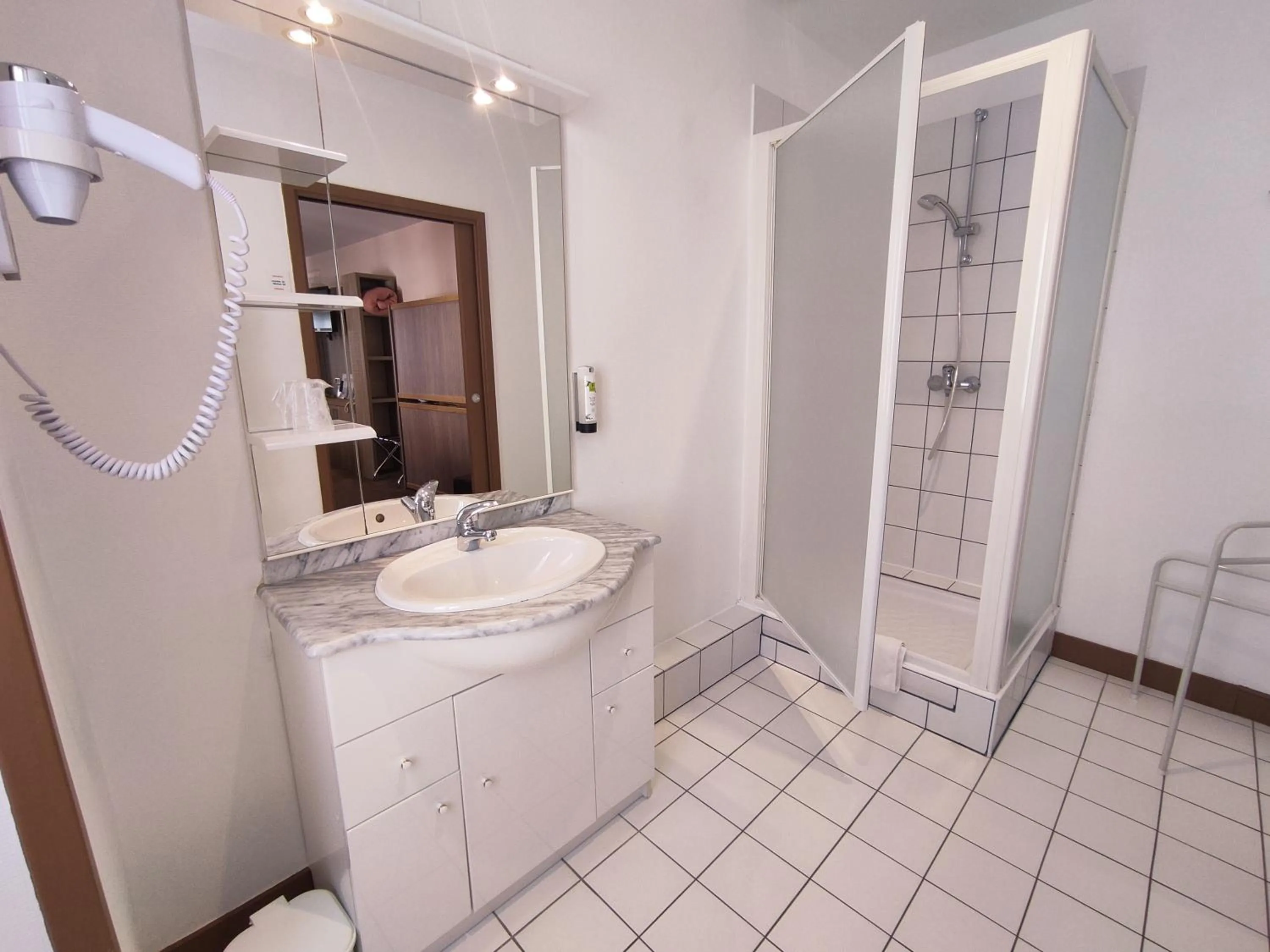 Bathroom in Logis Hôtel La Résidence, Cognac Centre