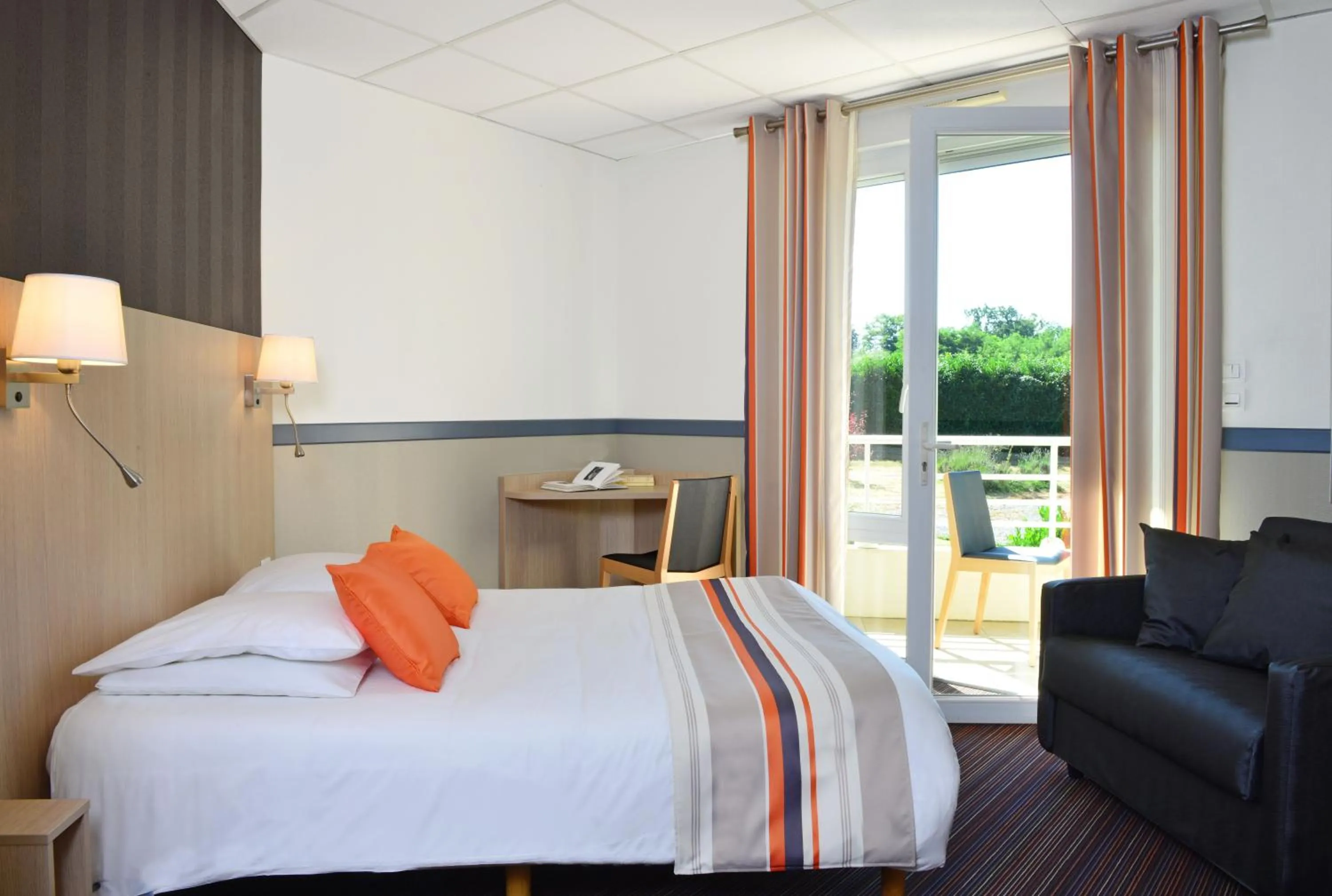 Photo of the whole room, Bed in The Originals City, Clos de l'Orgerie ,Château Gonthier