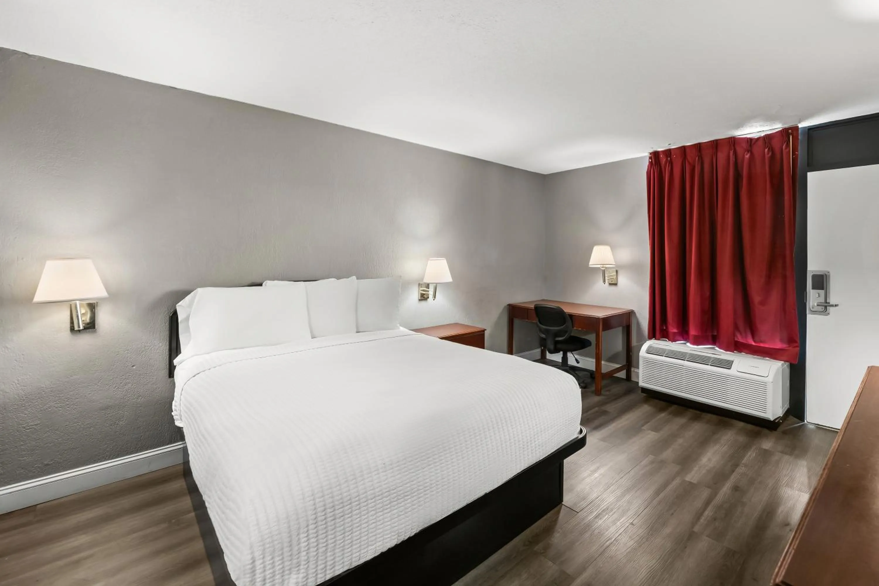 Bed in Knights Inn Virginia Beach Lynnhaven