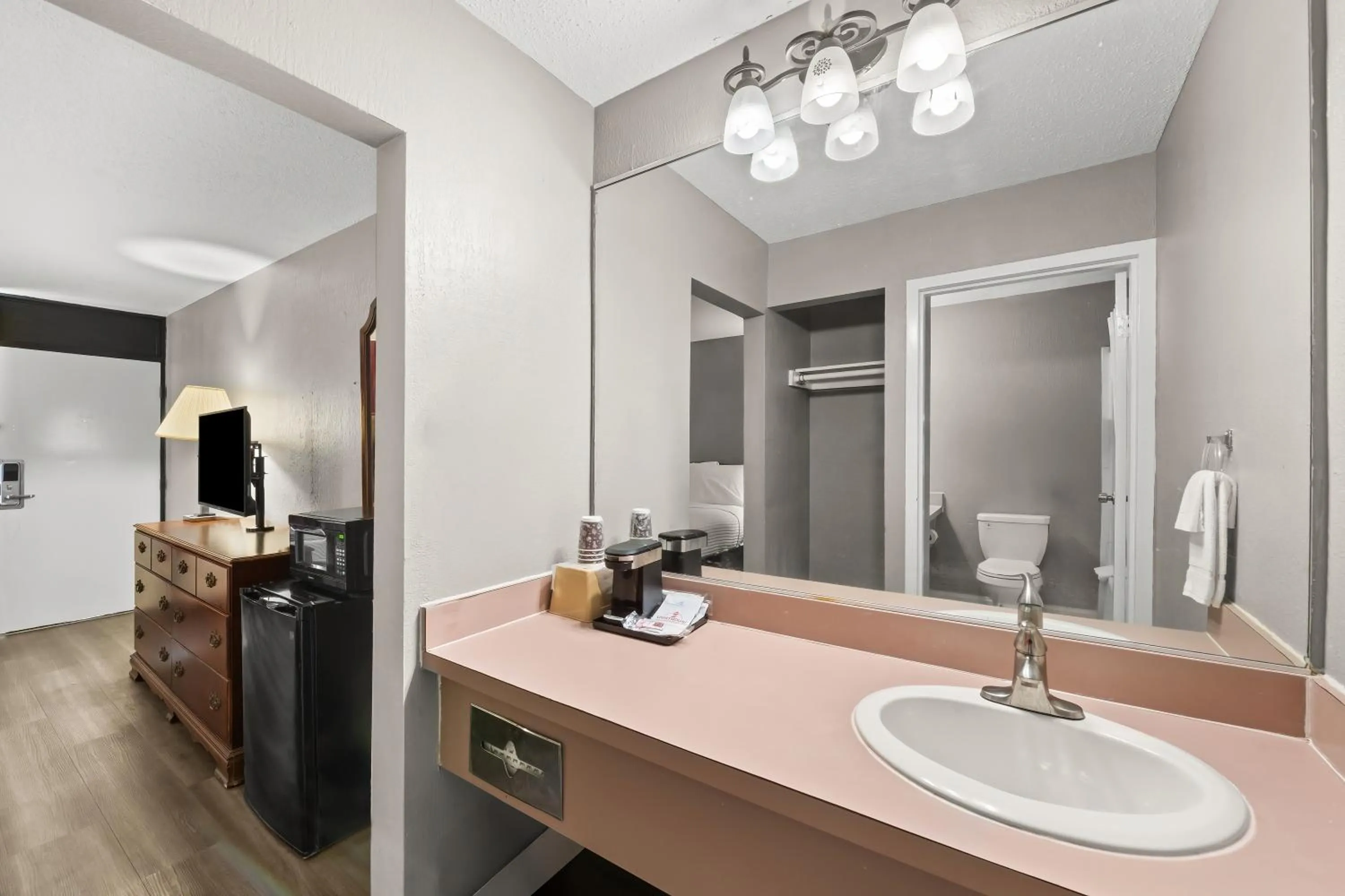 Bathroom in Knights Inn Virginia Beach Lynnhaven