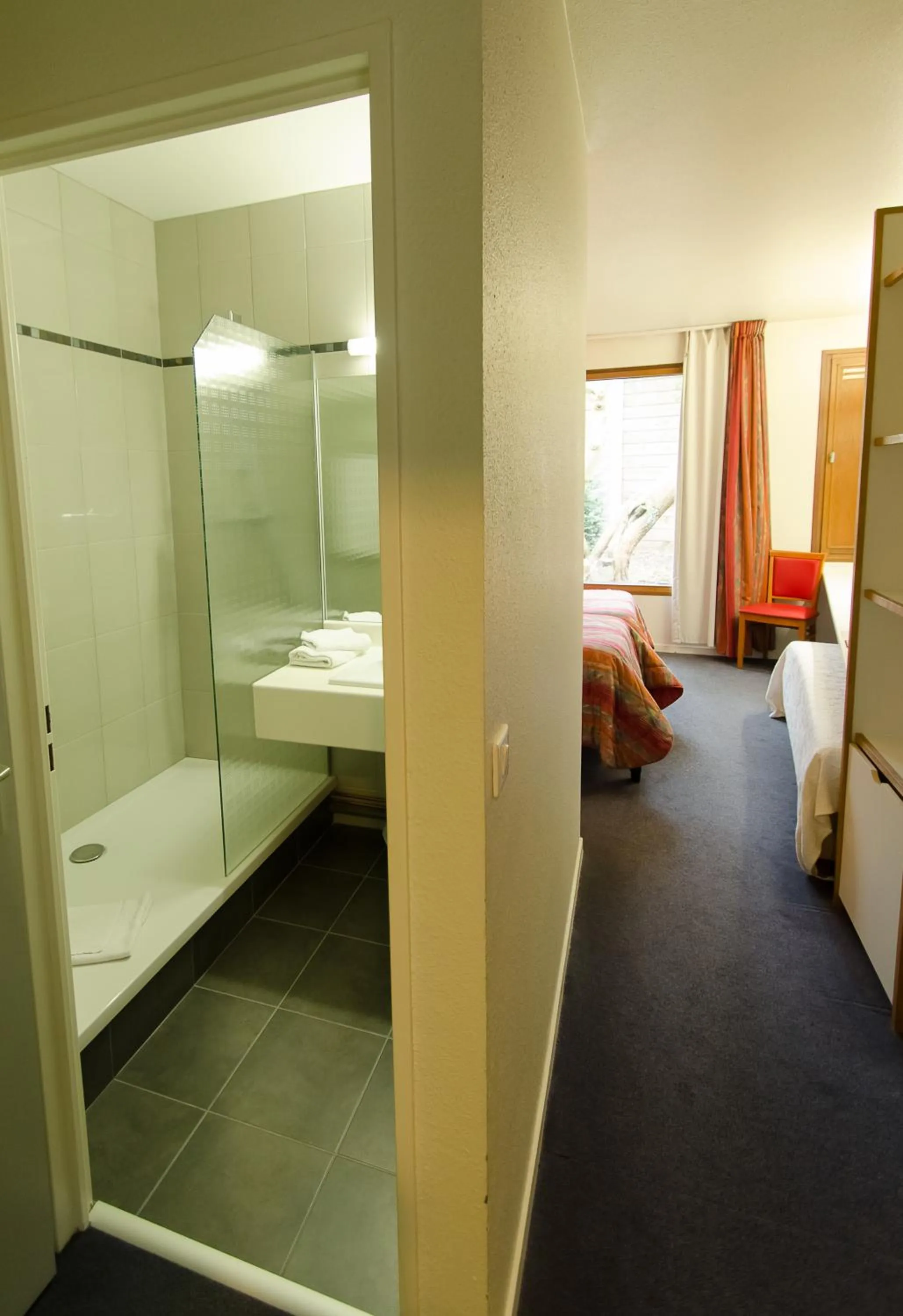 Photo of the whole room, Bed in Hôtel Agena