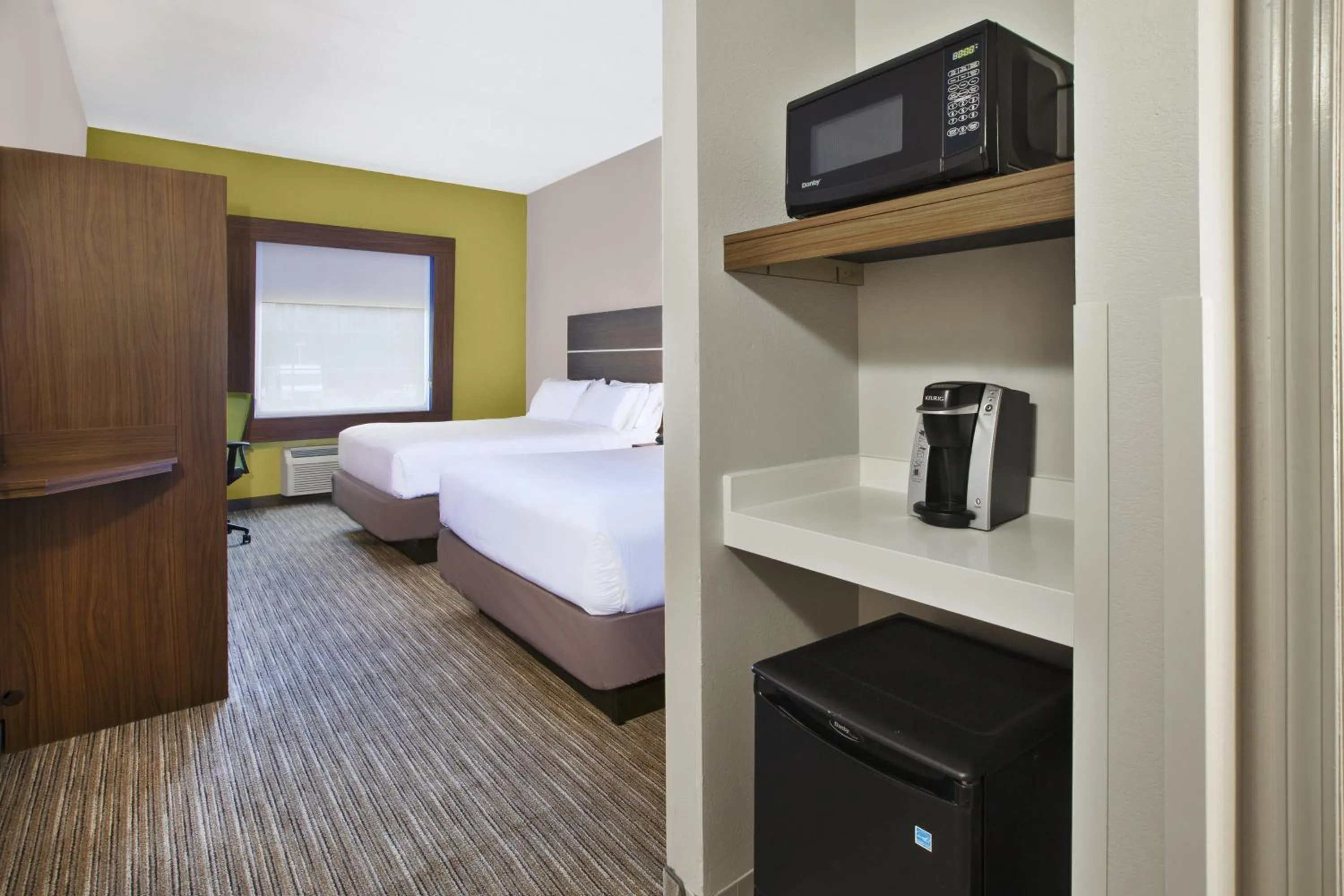 Photo of the whole room, Bed in Holiday Inn Express Hotel & Suites Manchester Conference Center by IHG