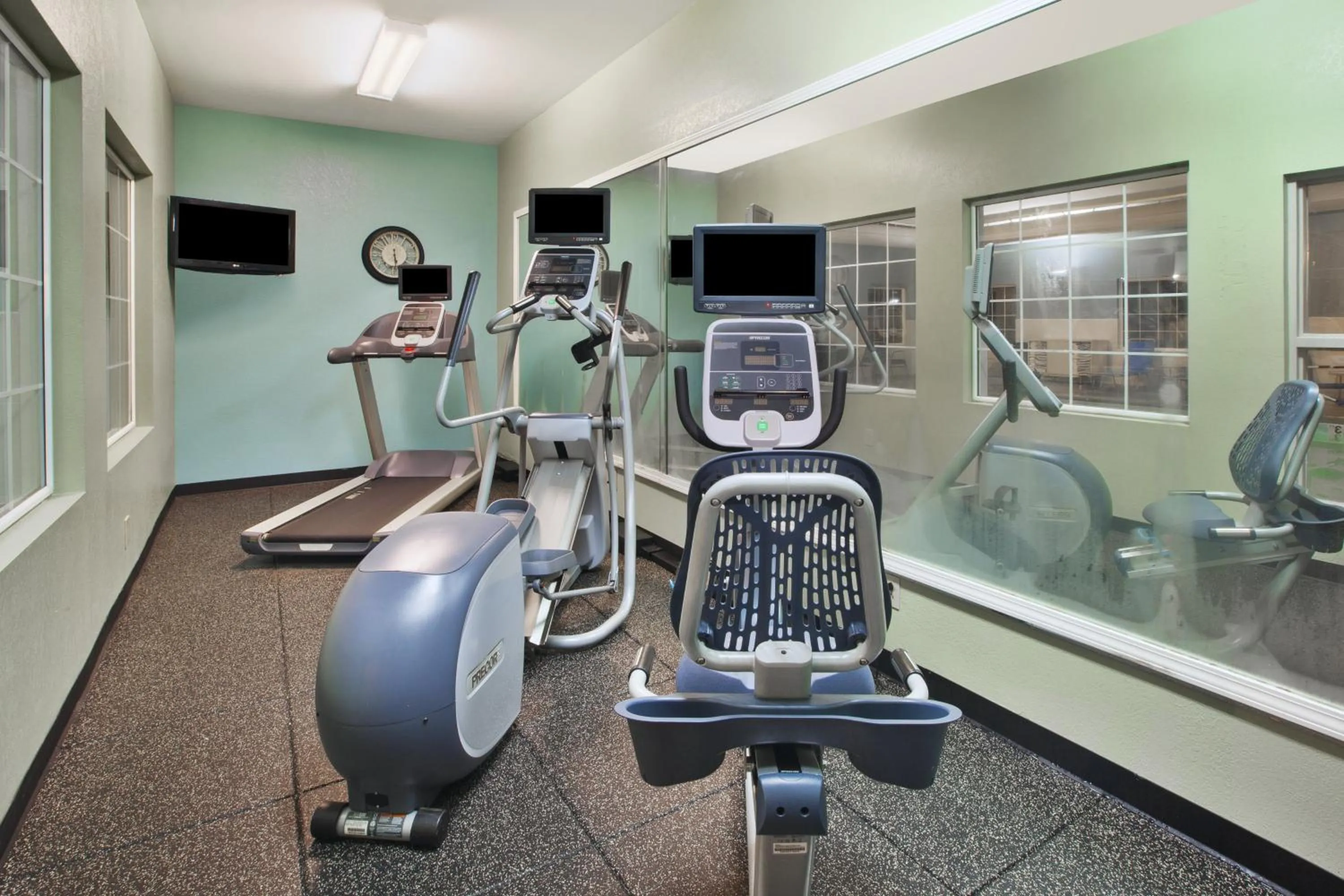 Fitness centre/facilities in Holiday Inn Express Hotel & Suites Manchester Conference Center by IHG