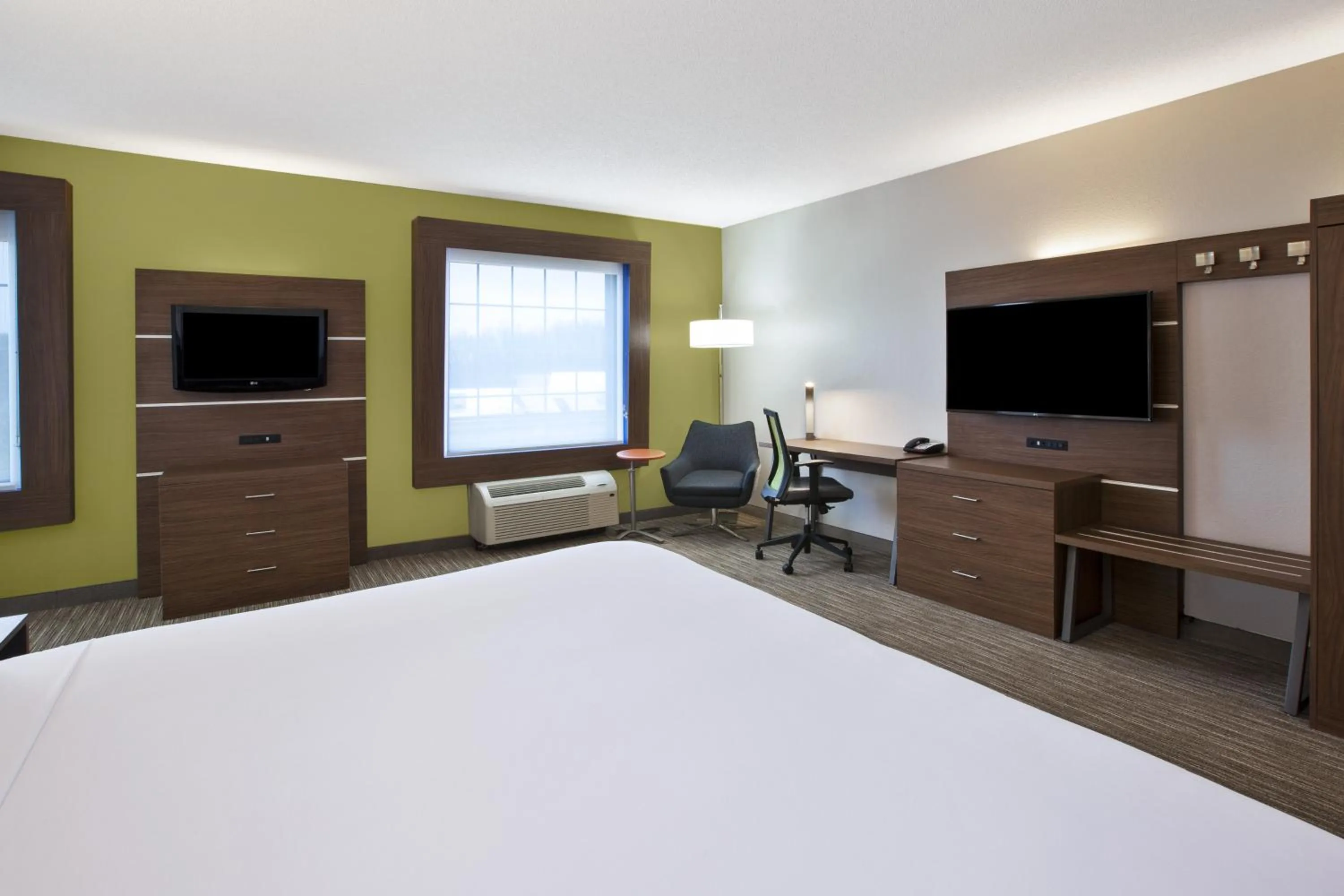Photo of the whole room, Bed in Holiday Inn Express Hotel & Suites Manchester Conference Center by IHG