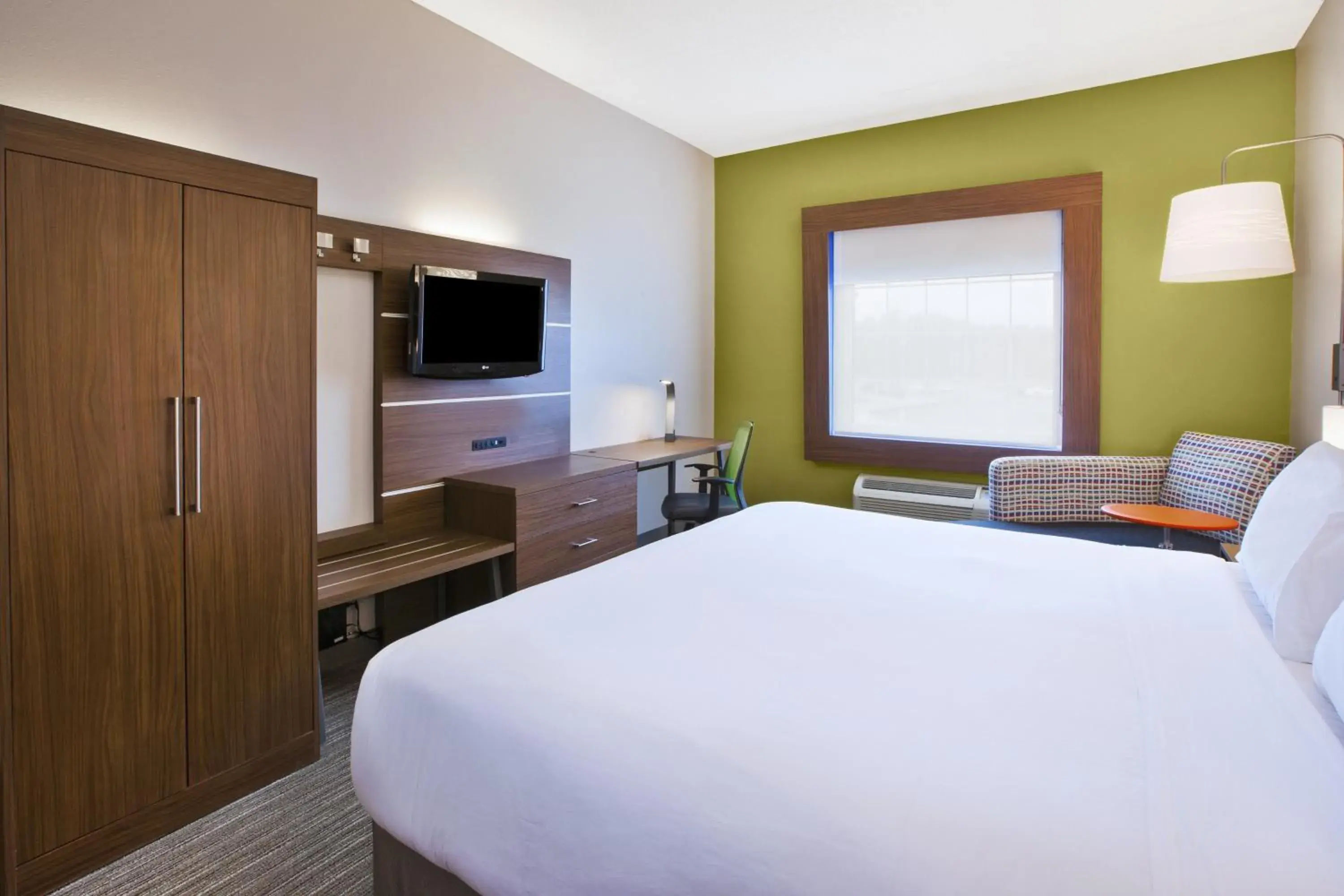 Standard Room in Holiday Inn Express Hotel & Suites Manchester Conference Center by IHG Standard Room in Holiday Inn Express Hotel & Suites Manchester Conference Center by IHG