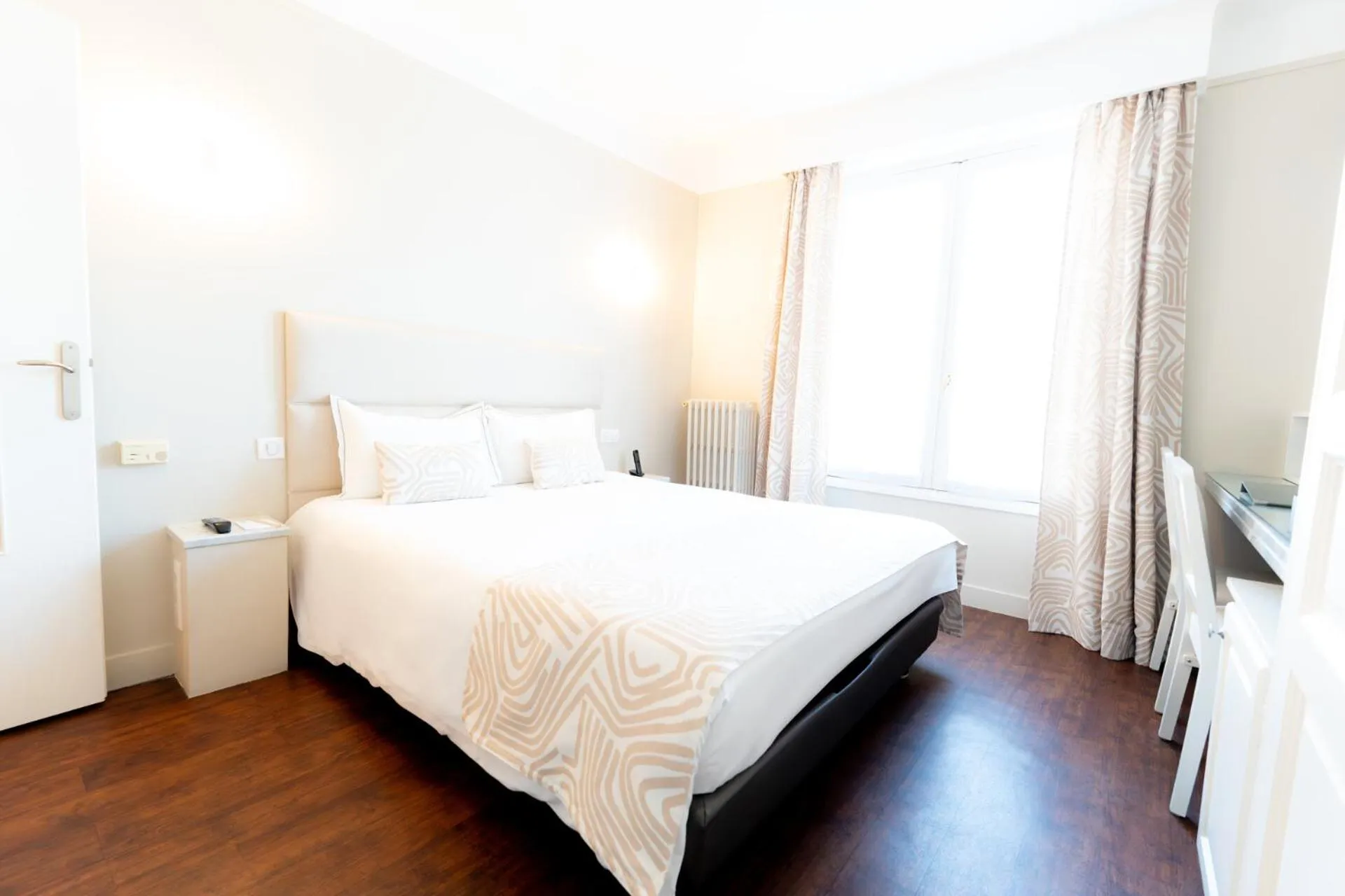 Photo of the whole room, Bed in Hotel d'Angleterre