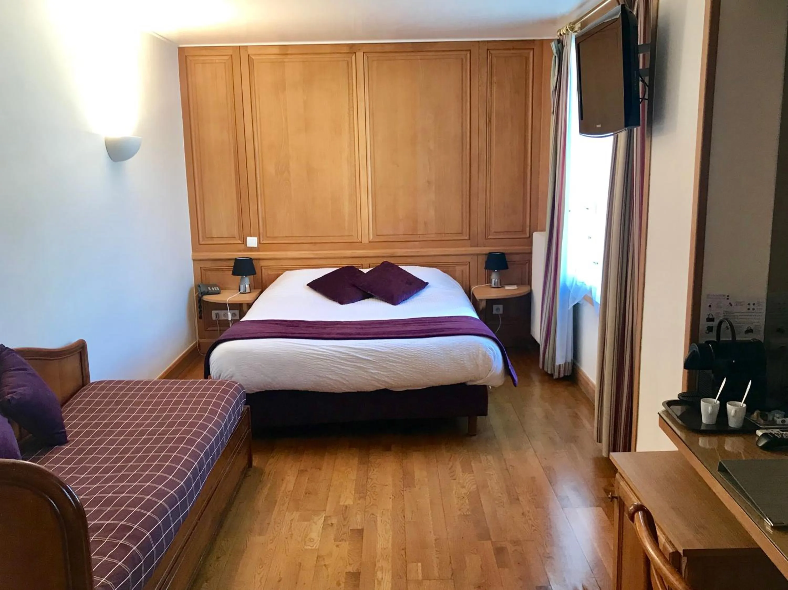 Photo of the whole room, Bed in Hotel d'Angleterre