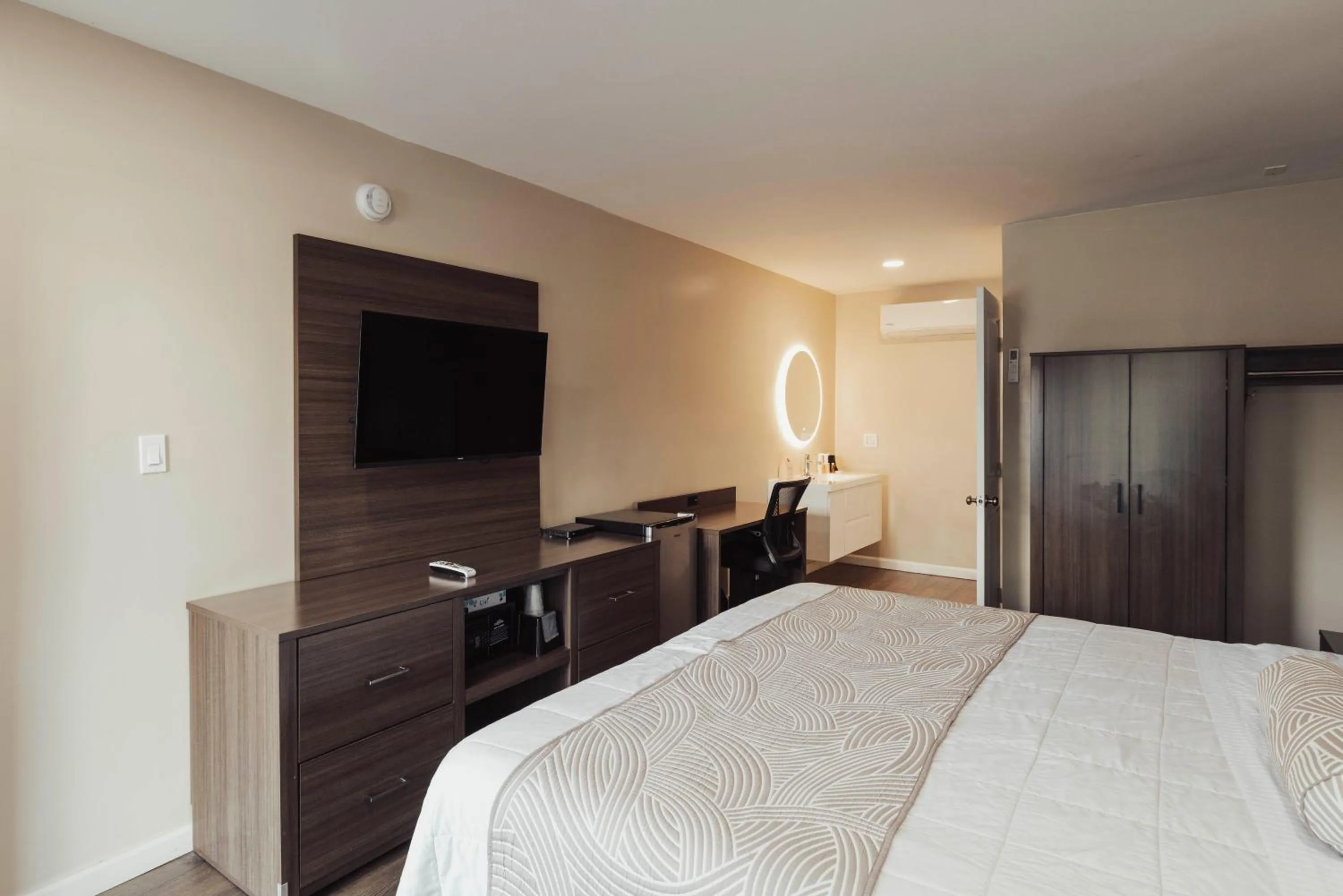 Bed in The Dixie Hollywood