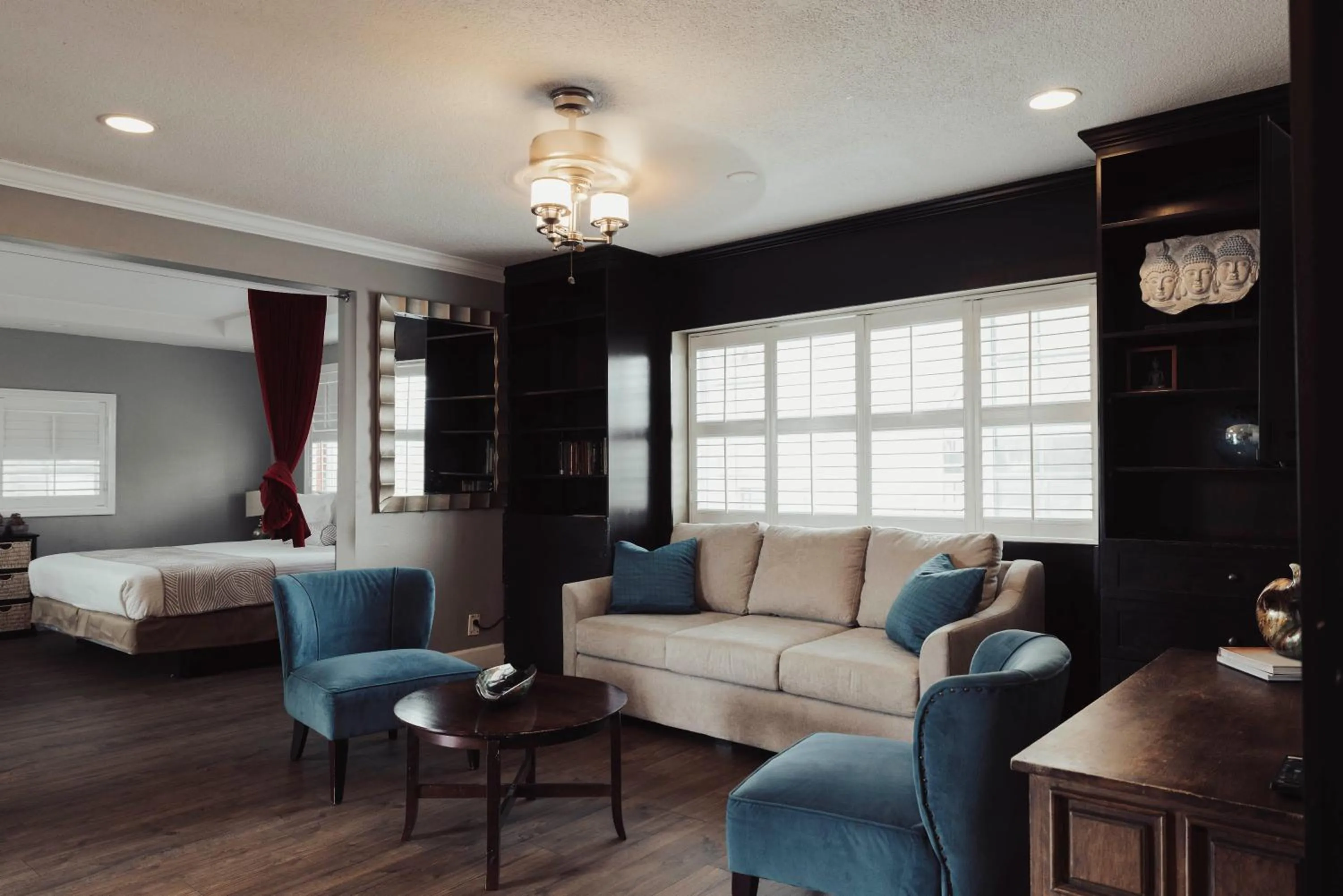 Living room, Bed in The Dixie Hollywood