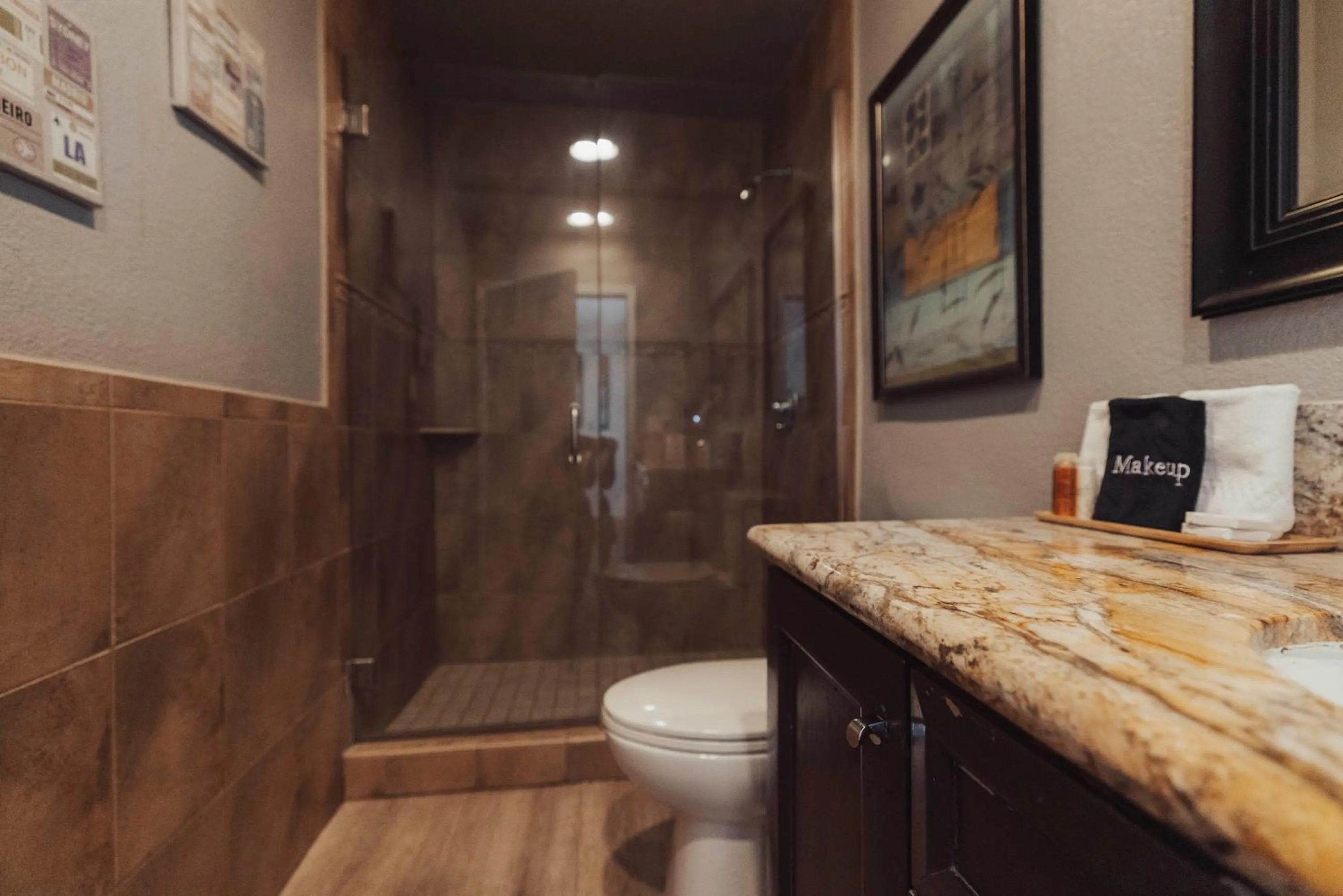 Shower in The Dixie Hollywood