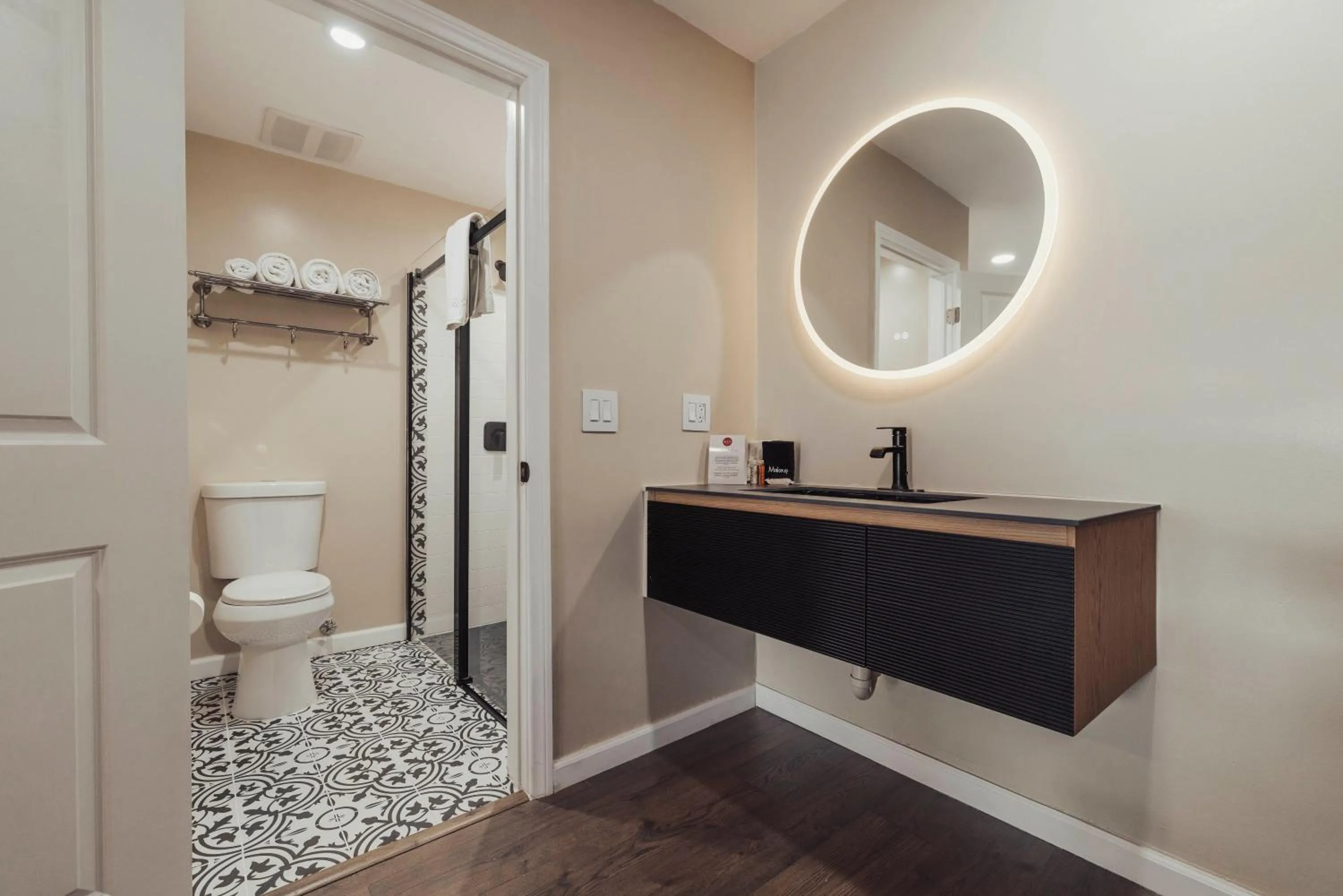 Shower in The Dixie Hollywood