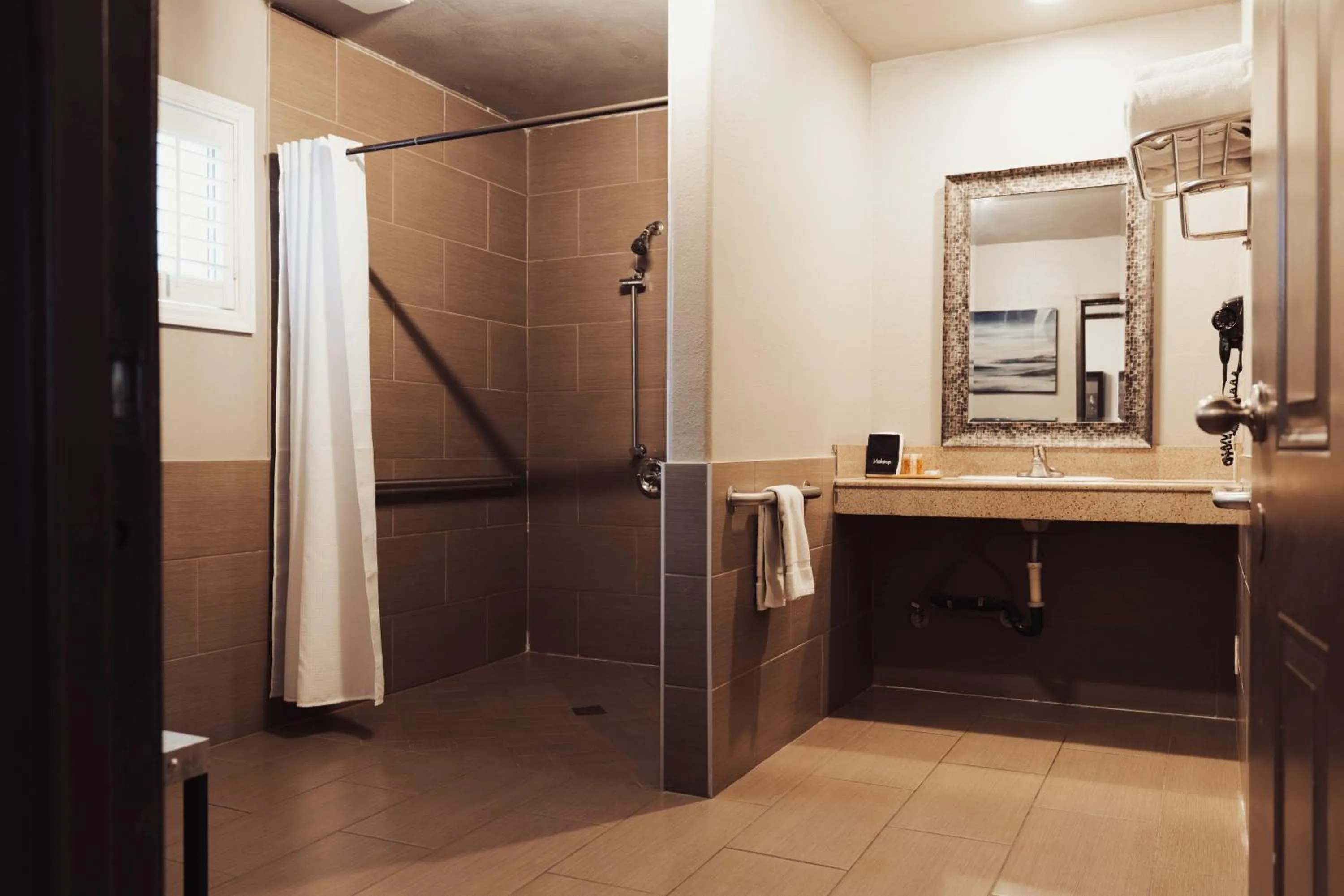 Shower in The Dixie Hollywood