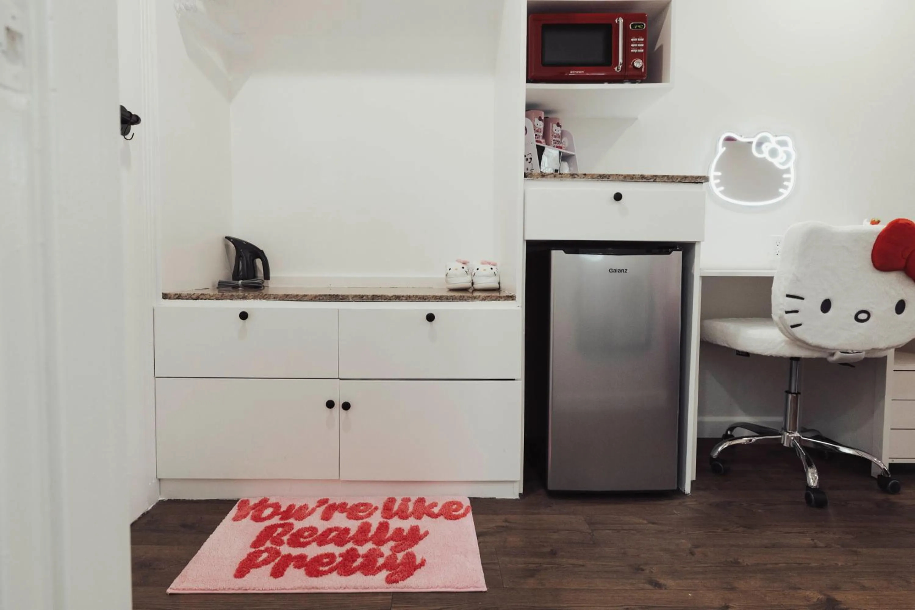 wardrobe in The Dixie Hollywood