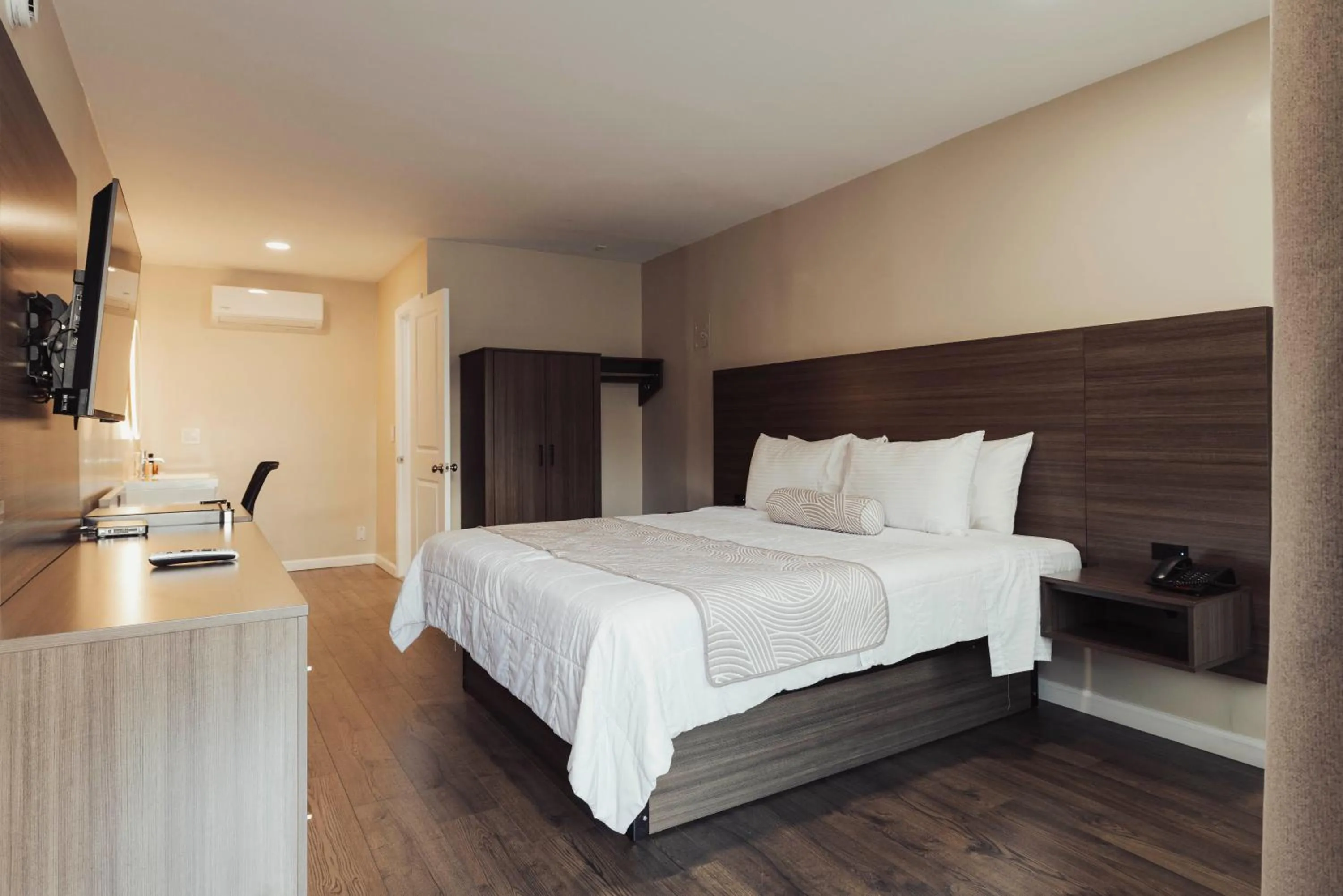 Bed in The Dixie Hollywood