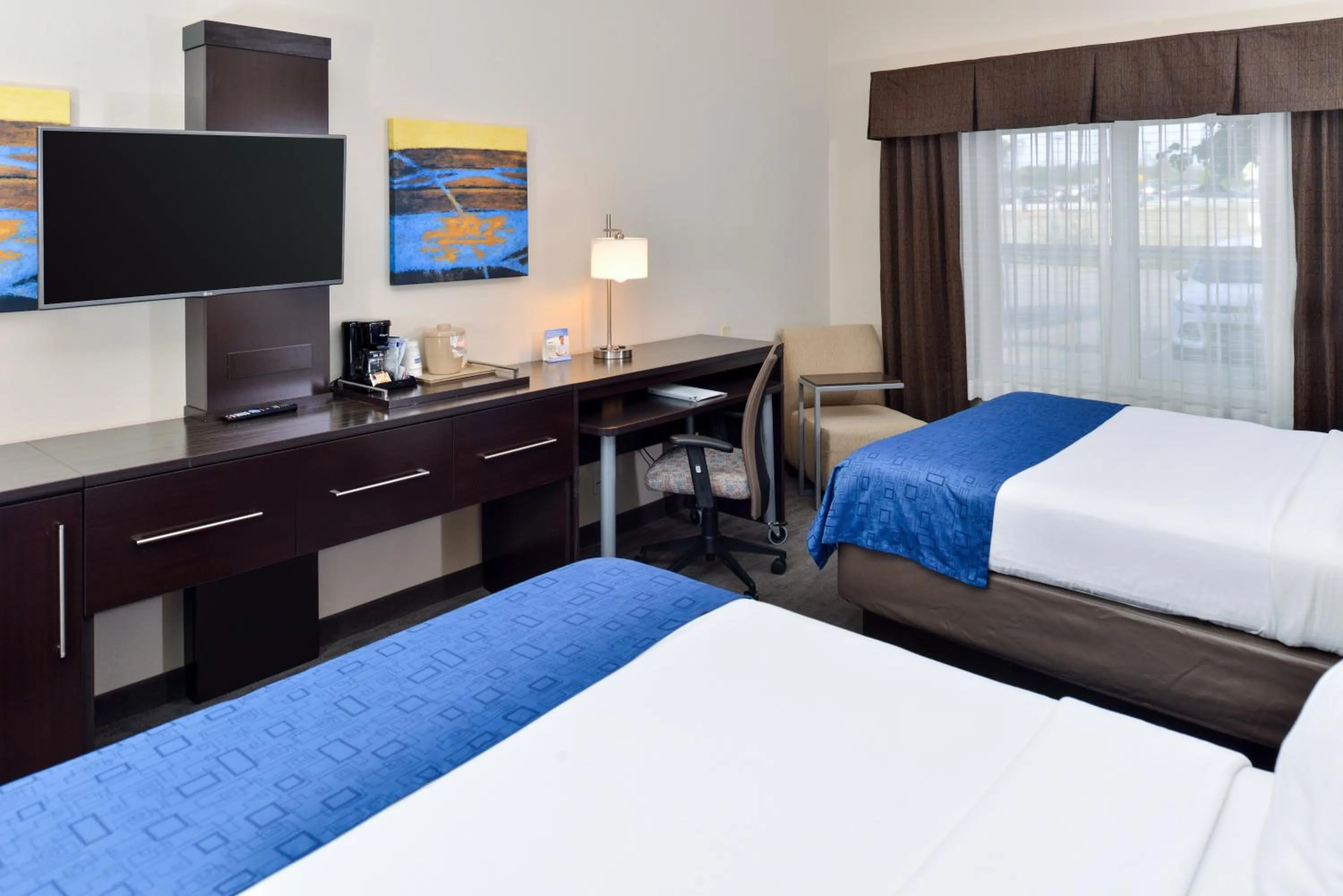 Photo of the whole room, Bed in Holiday Inn Express Hotel & Suites St. Louis West-O'Fallon by IHG