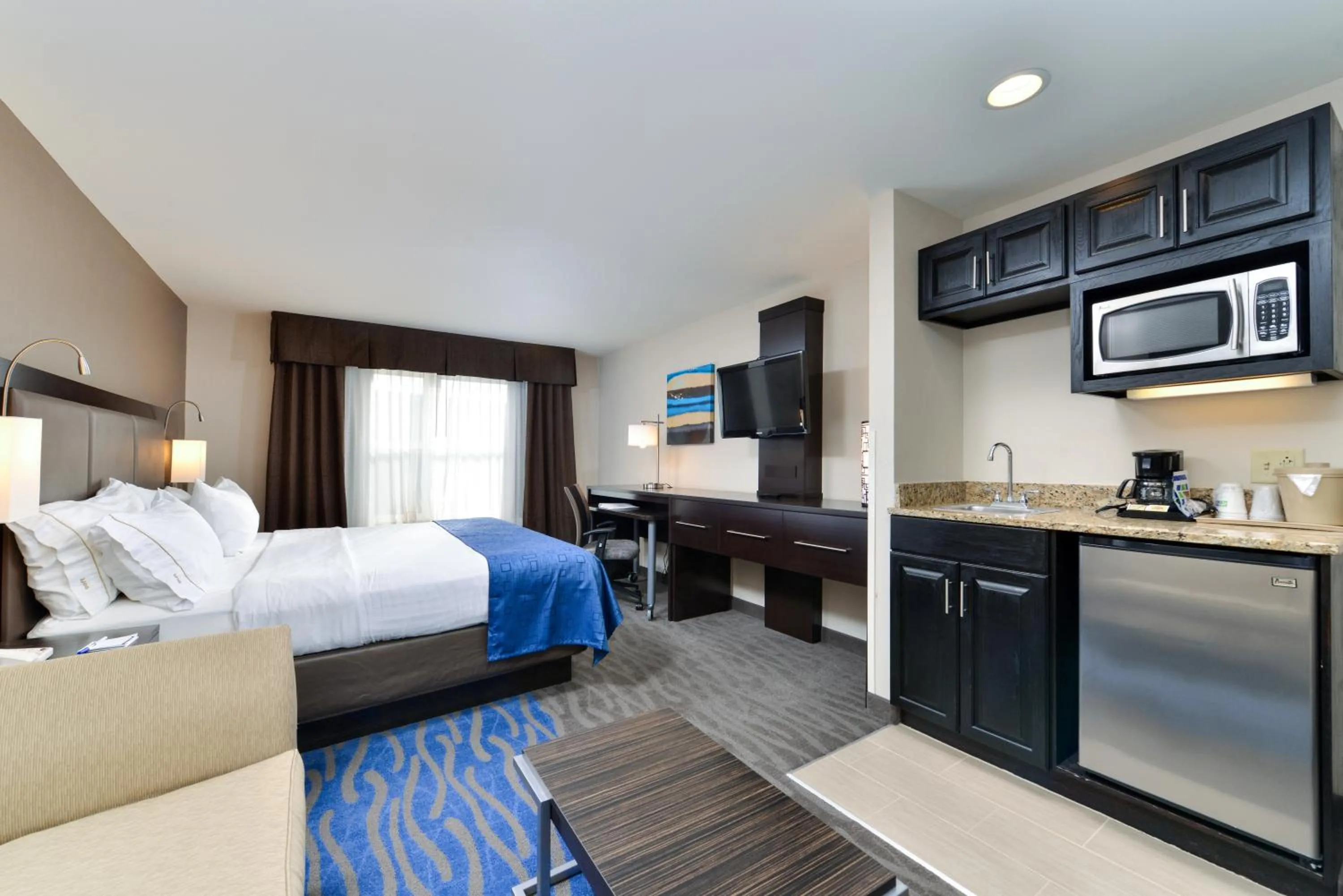 Photo of the whole room, Bed in Holiday Inn Express Hotel & Suites St. Louis West-O'Fallon by IHG