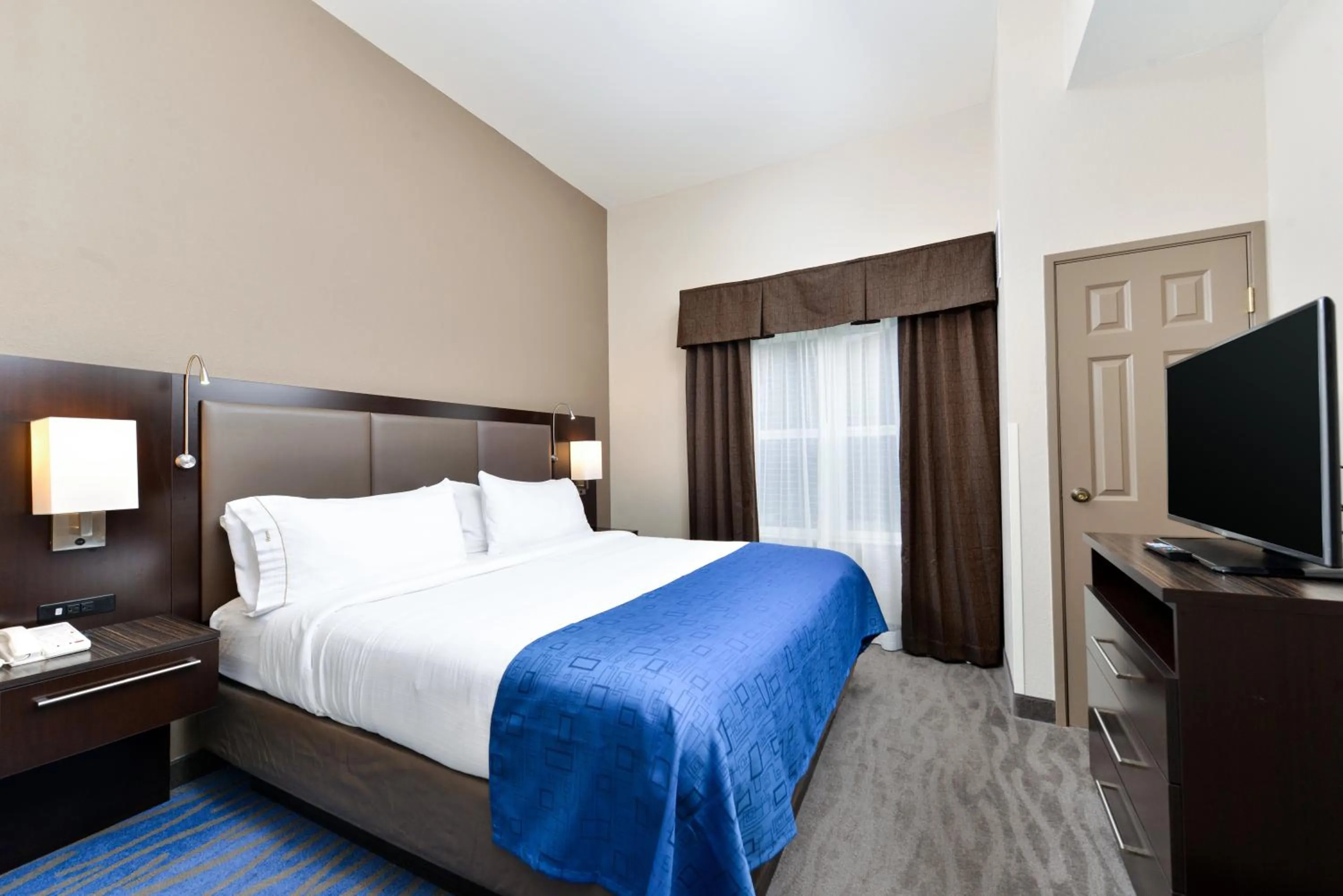 Photo of the whole room, Bed in Holiday Inn Express Hotel & Suites St. Louis West-O'Fallon by IHG