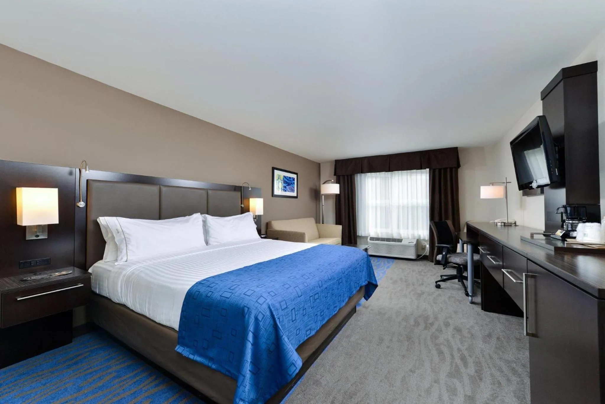Guests, Bed in Holiday Inn Express Hotel & Suites St. Louis West-O'Fallon by IHG
