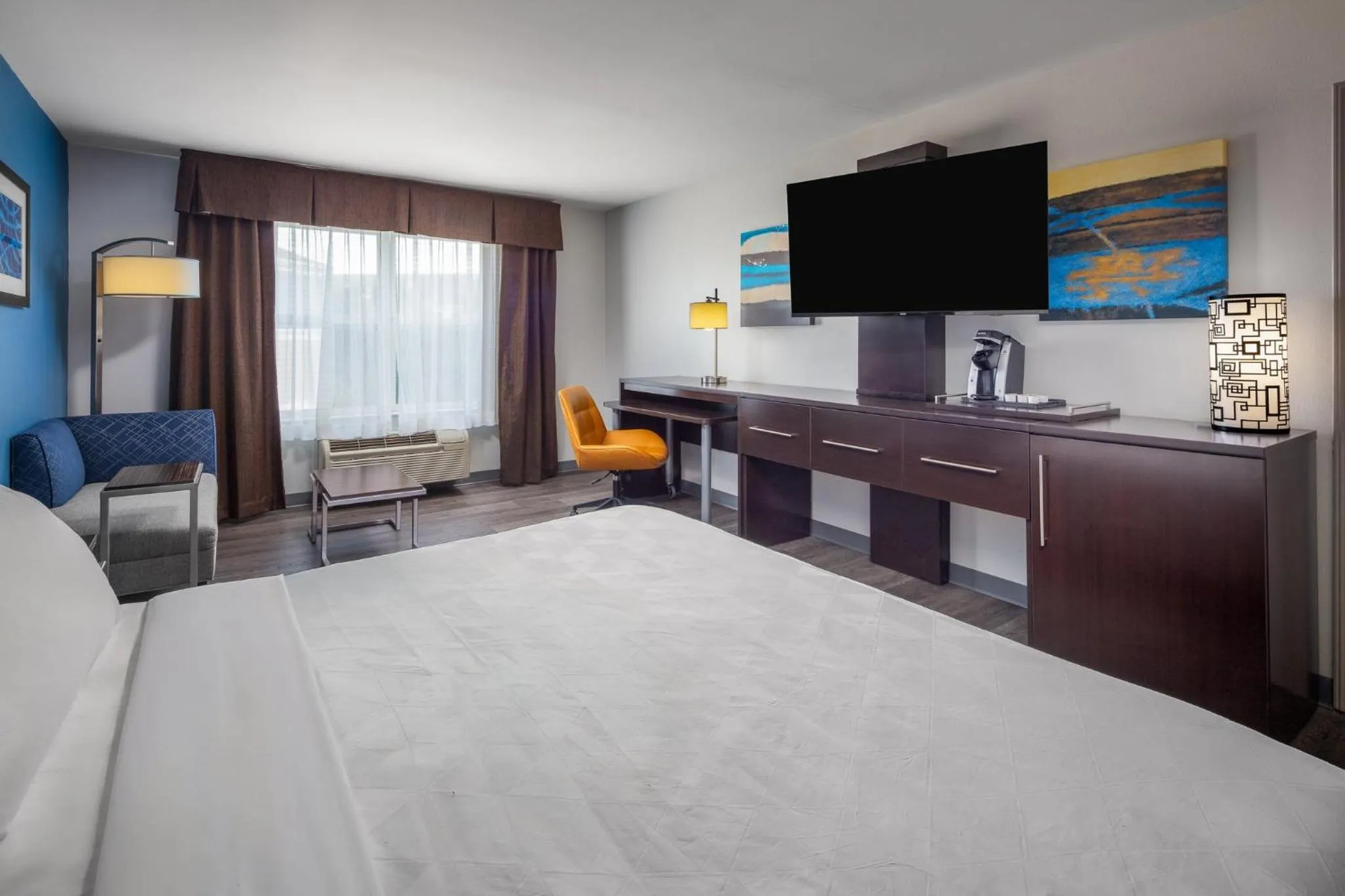 Photo of the whole room, Bed in Holiday Inn Express Hotel & Suites St. Louis West-O'Fallon by IHG