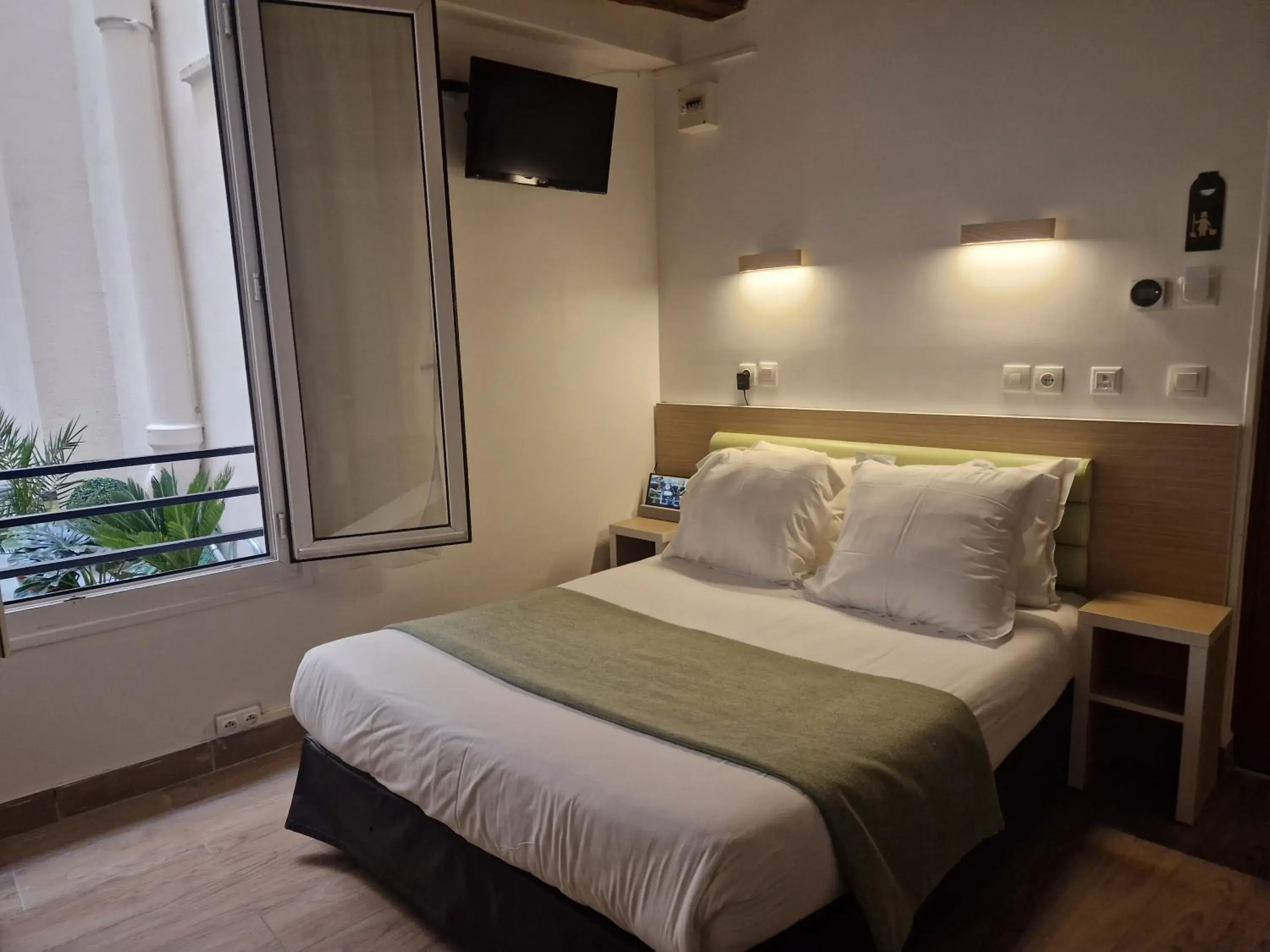 Comfort Double Room in Hôtel De La Herse d'Or Comfort Double Room in Hôtel De La Herse d'Or