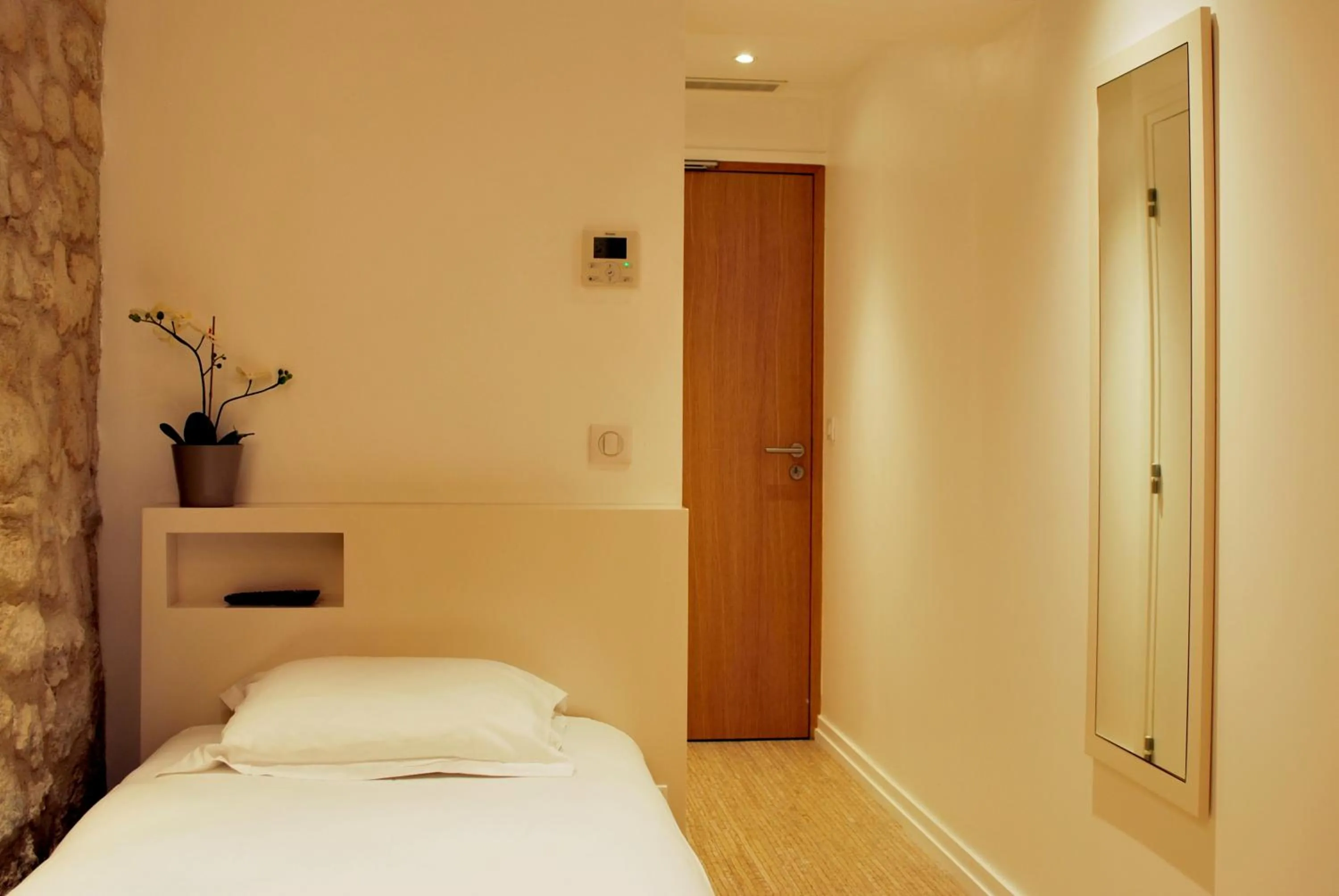 Bed in Hôtel De La Herse d'Or