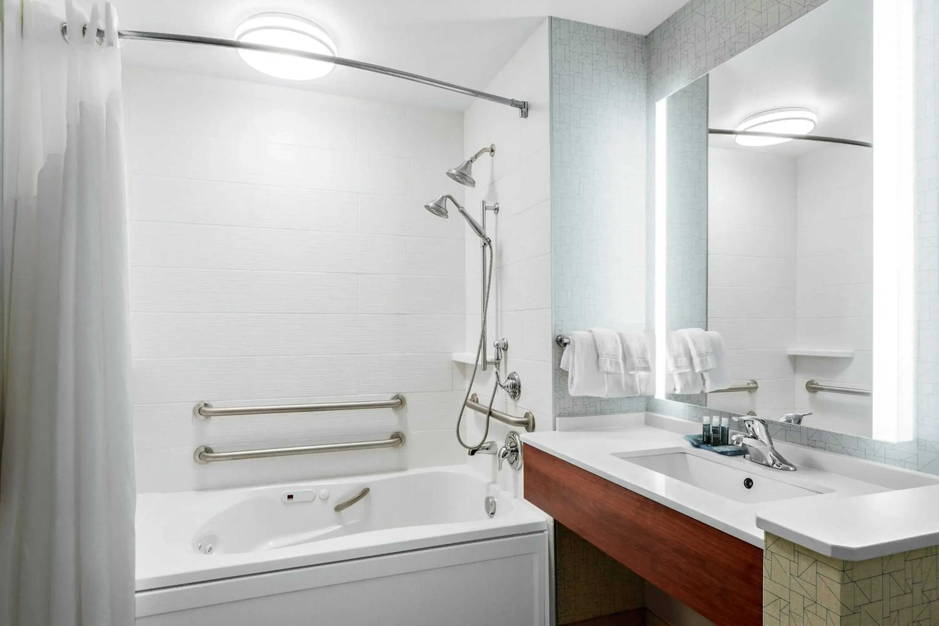 Deluxe King Room - Mobility Access in Holiday Inn Express Hotel & Suites Ontario by IHG Deluxe King Room - Mobility Access in Holiday Inn Express Hotel & Suites Ontario by IHG