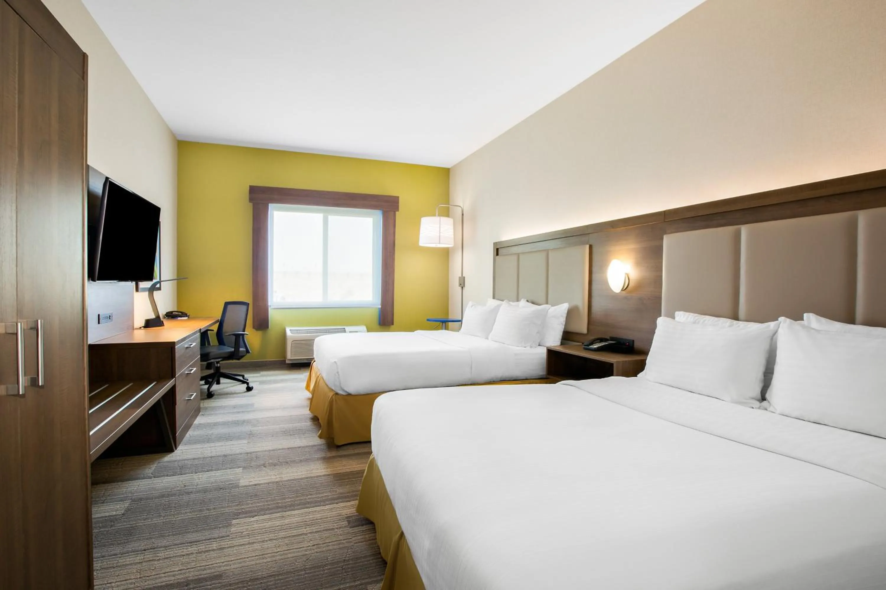 Photo of the whole room, Bed in Holiday Inn Express Hotel & Suites Ontario by IHG