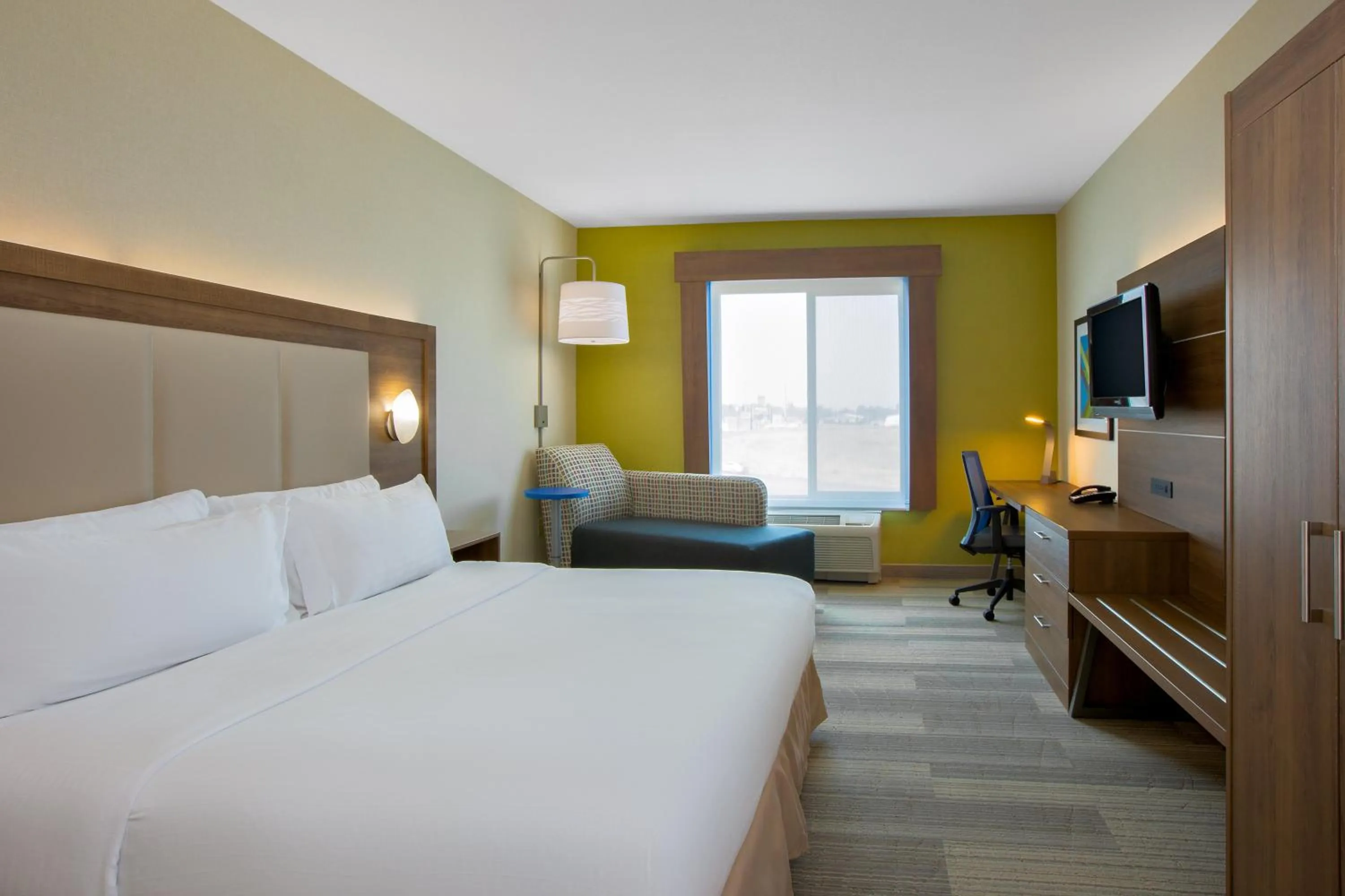 Photo of the whole room, Bed in Holiday Inn Express Hotel & Suites Ontario by IHG
