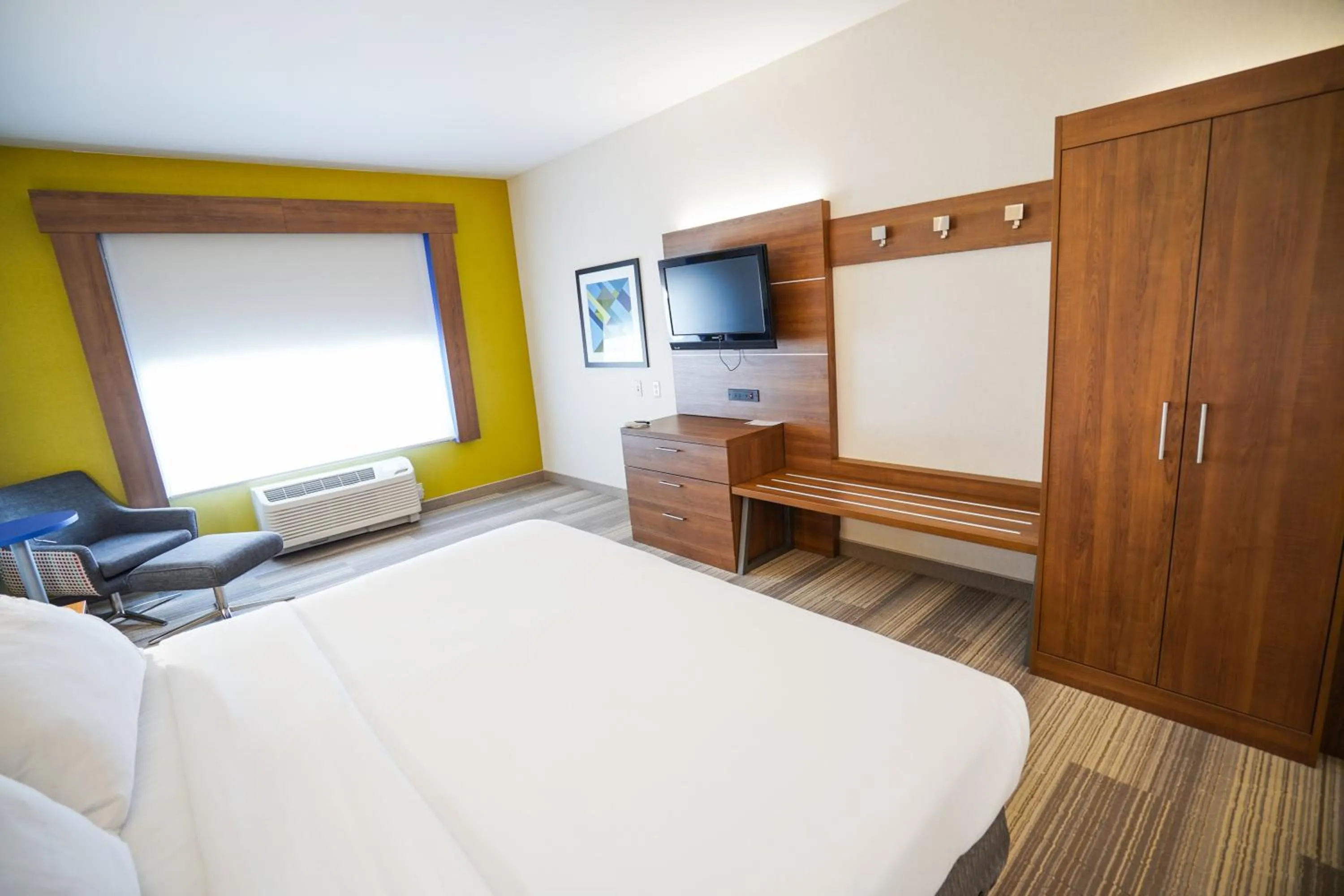 Photo of the whole room, Bed in Holiday Inn Express Hotel & Suites Ontario by IHG